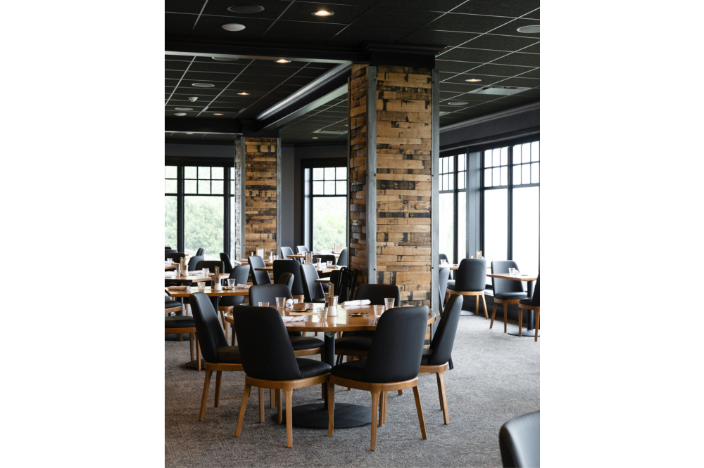 Oak & Oar: On-Site Restauran & Bar