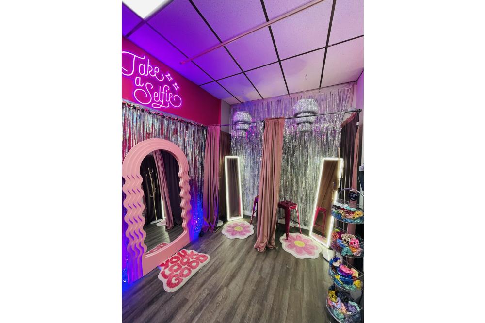 Bonded by Gigi – Selfie Spot