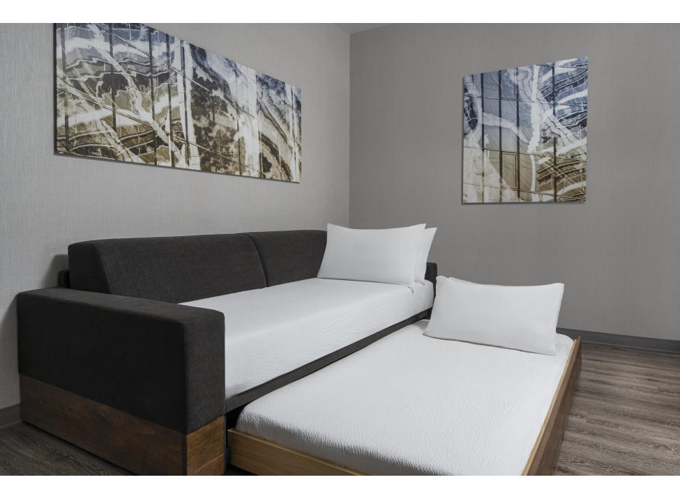 Trundel bed