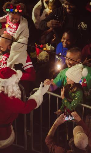 Celebración del encendido del árbol de Navidad de Delray Beach 100′ y feria callejera Yuletide
