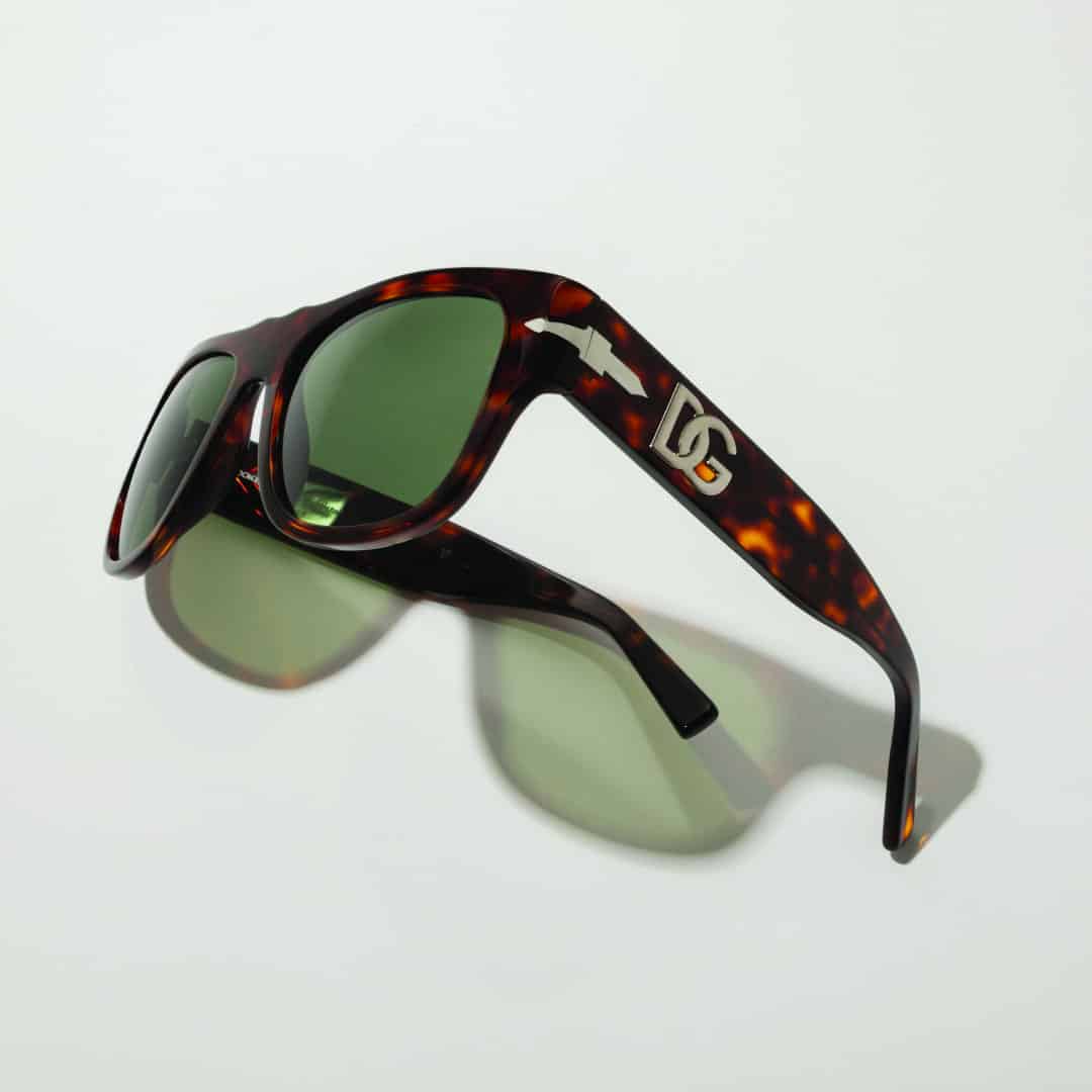 Sunglass Hut display picture 1