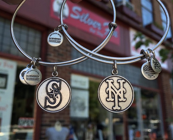 NY ホイットニー美術館　シルバーブローチ　STORE NEXT DOOR NY ホイットニー美術館 シルバーブローチ STORE NEXT DOOR