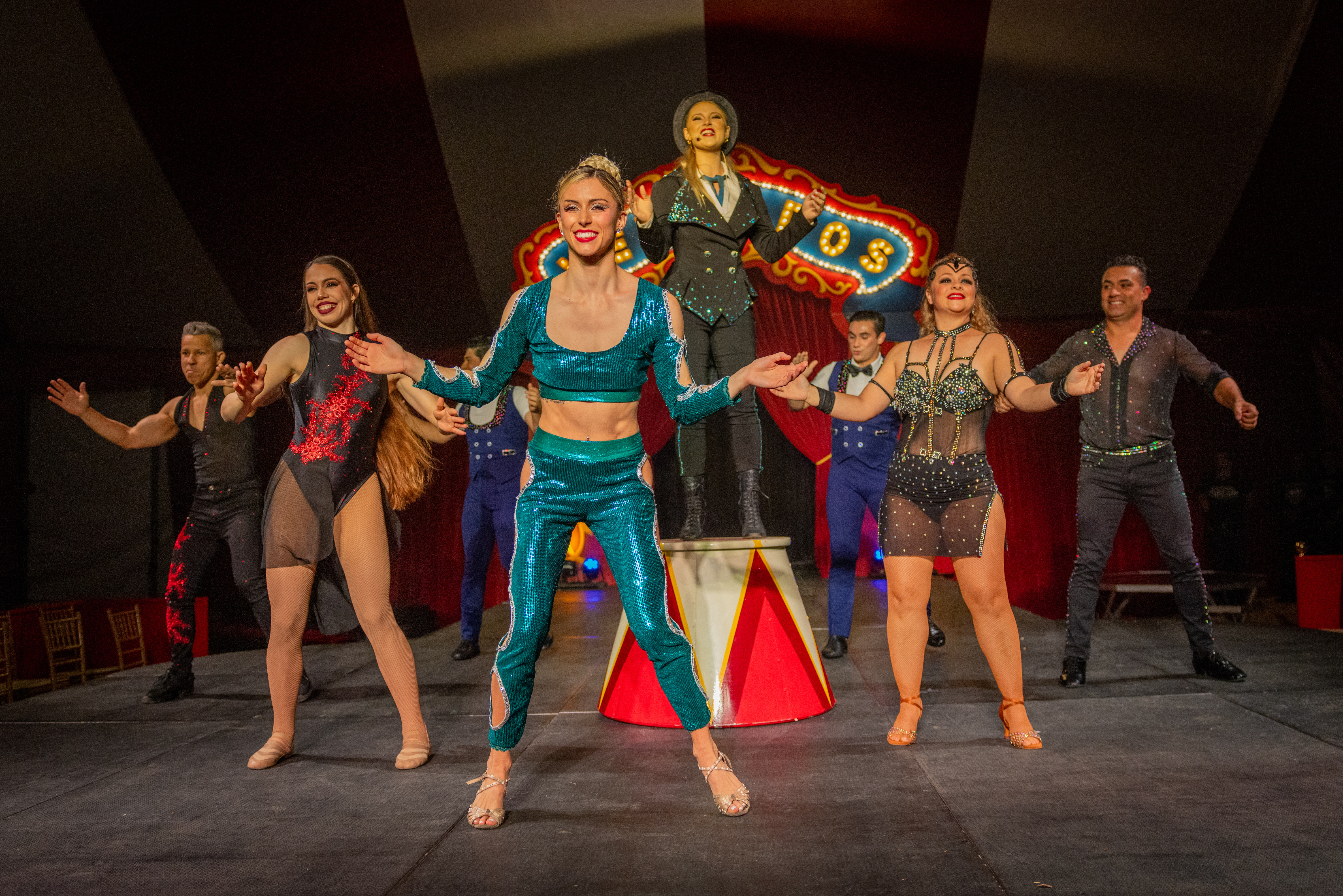 Outlets of Des Moines Hosts Venardos Circus “FAR BEYOND”