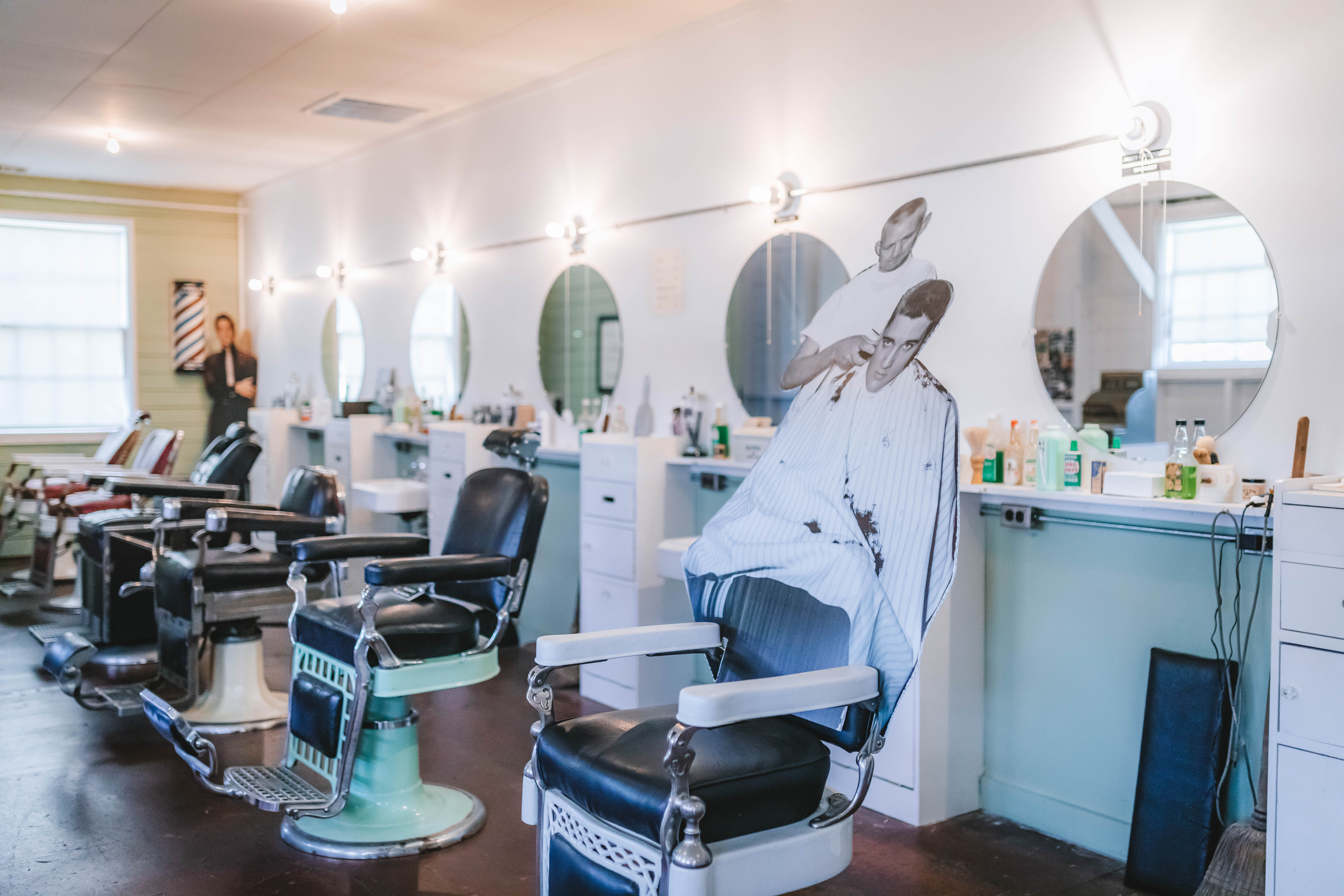 テイ・トウワ　Haircut Museum Against the Coffee Chaffee Barbershop and Military Museum
