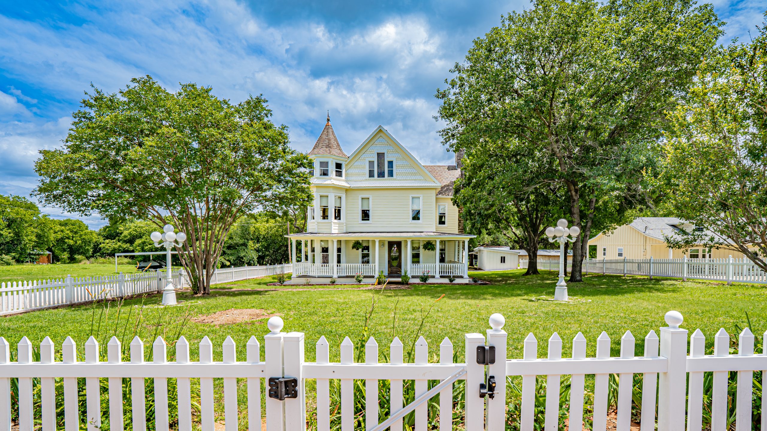 Yellow House at Thorp Springs