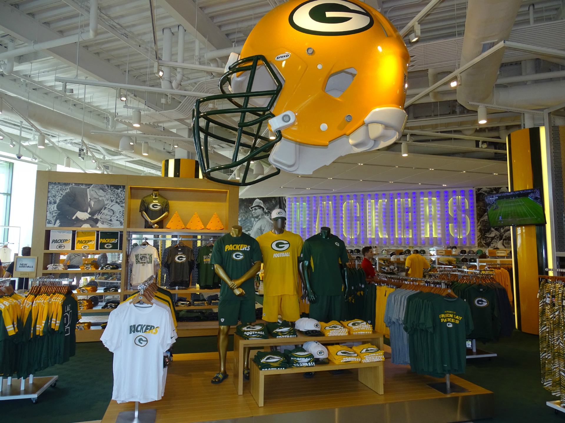 packer pro shop hours on game day