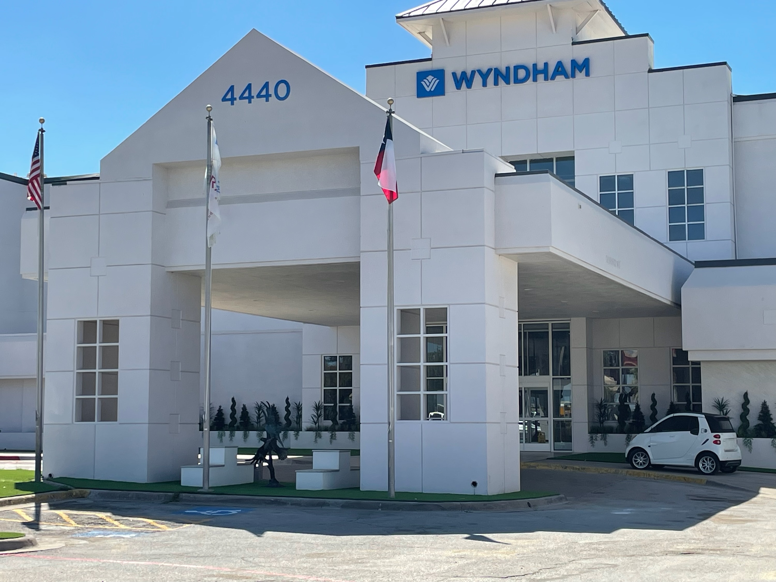 https://assets.simpleviewinc.com/simpleview/image/upload/crm/irving/wyndham-HOTEL-MAIN-ENTRANCE_B6D31112-5056-BF65-D6E27220C38ACA94-b6d310725056bf6_b6d3140f-5056-bf65-d618f5f525be057e.jpg