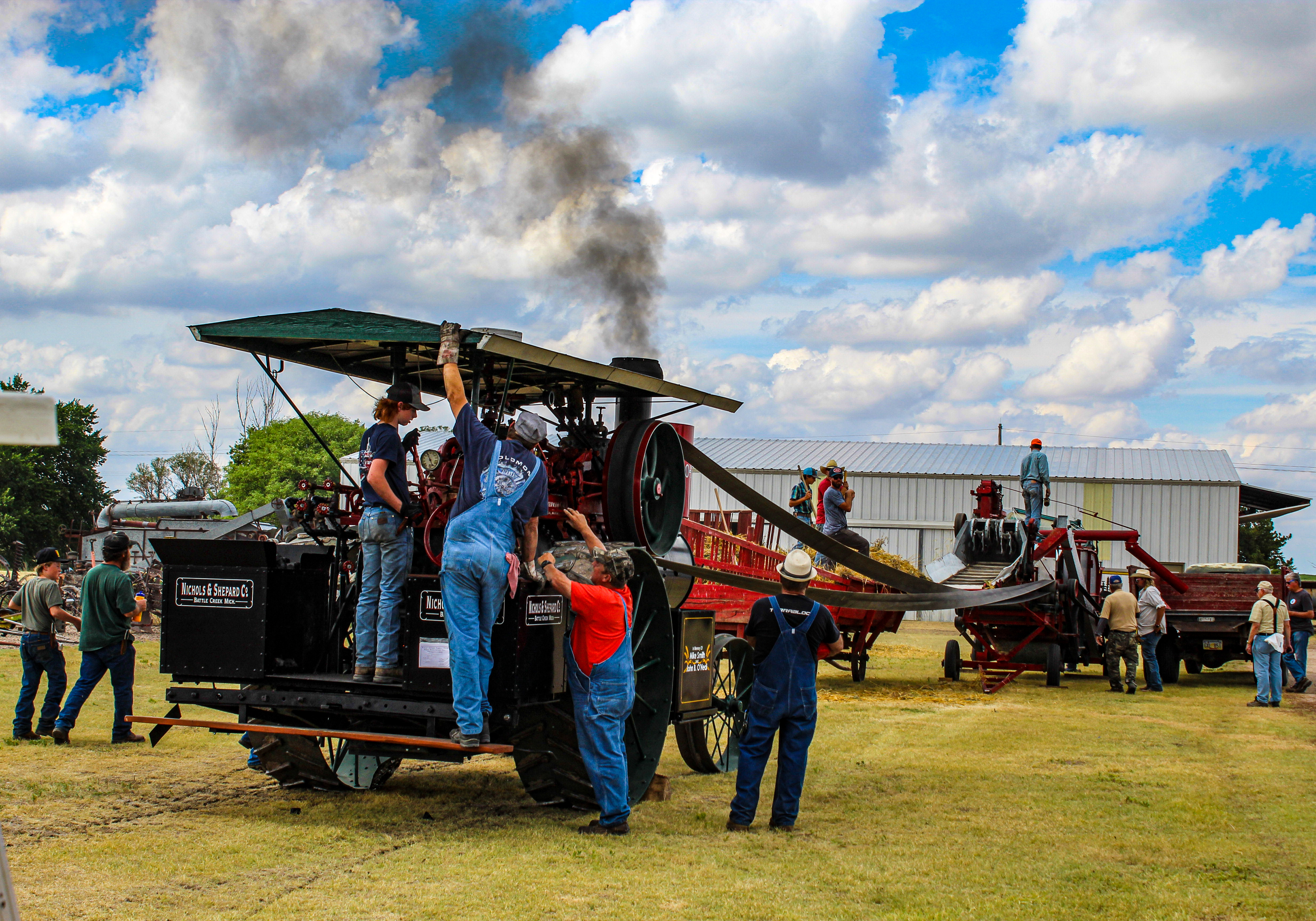 Amazon.com: The Great Tractor Showcase: National Threshers