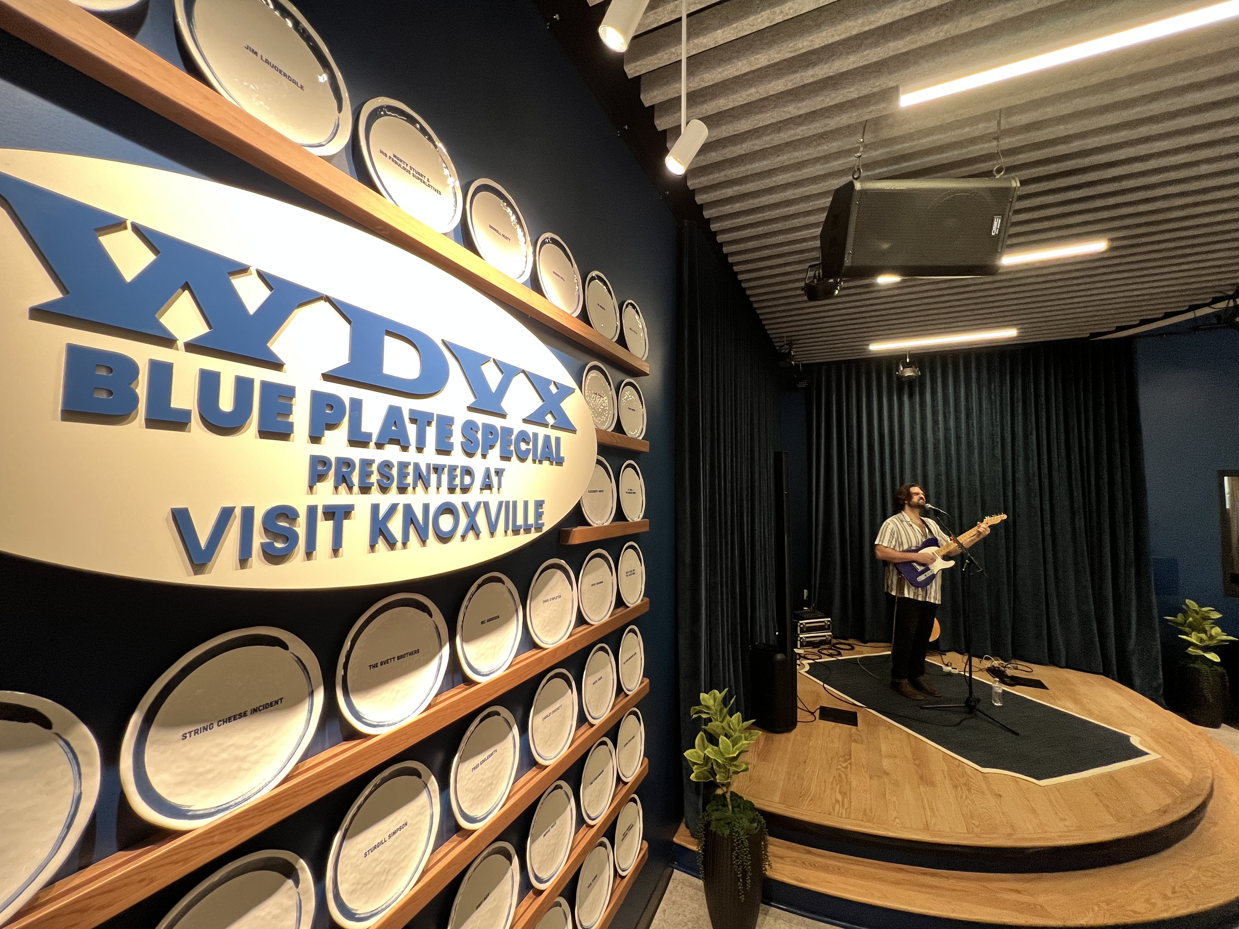 WDVX 89.9 FM | Knoxville, TN