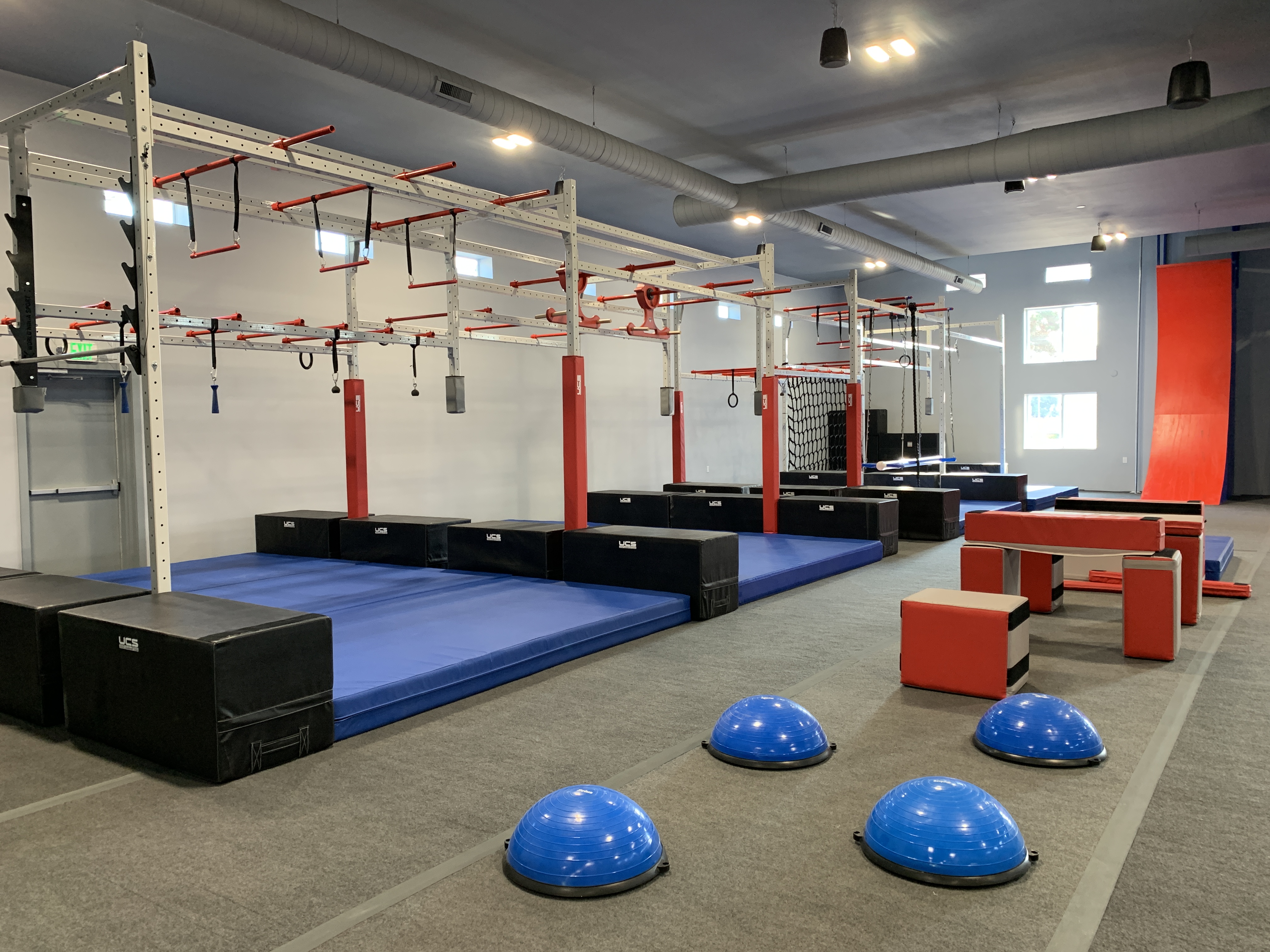 マッスルタワー Adjustable Leche - Ninja Warrior Traverse Obstacle
