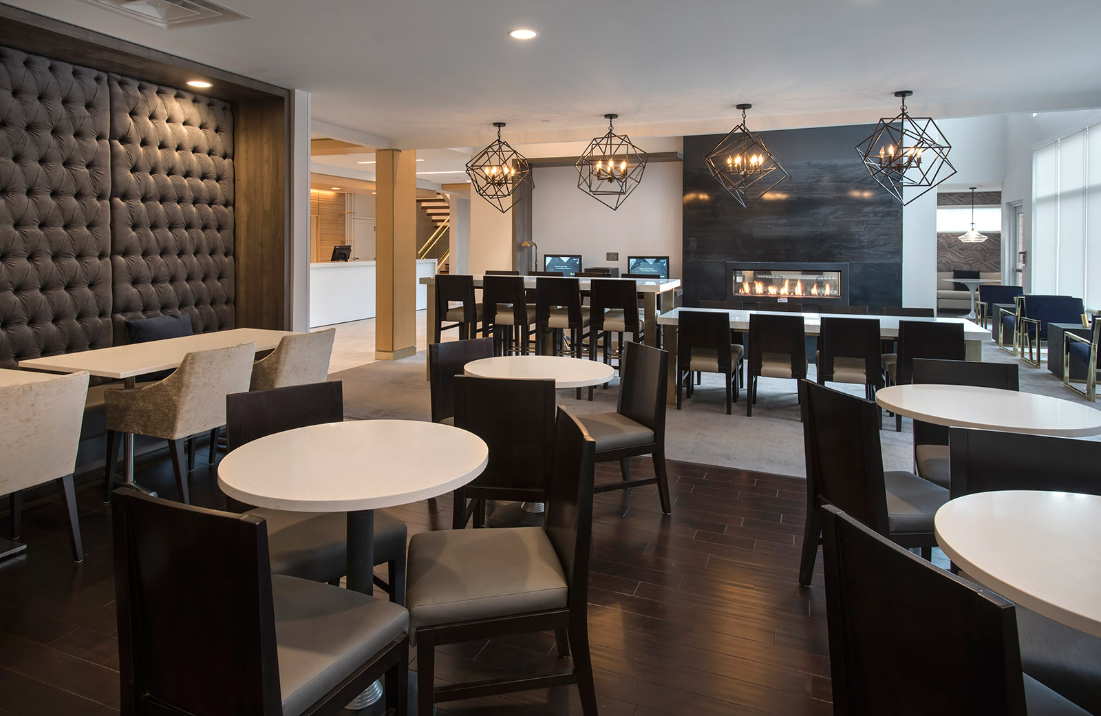 Lobby - Dining Area - Our lobby space is a multi-purpose area where you can socialize with other guests, prepare for an upcoming meeting or enjoy our hotelu2019s complimentary breakfast.
