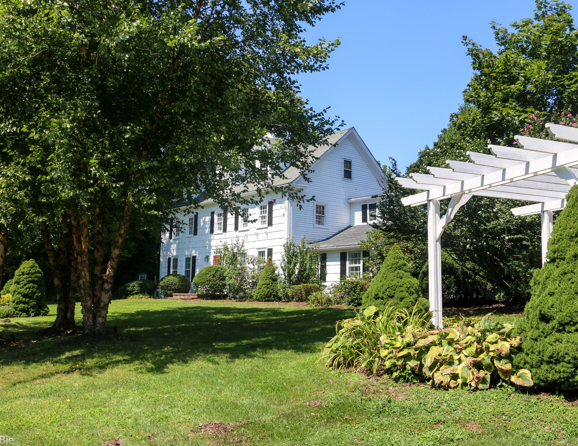 Country House - Creative American cuisine served in a garden atmosphere. Lunch and dinner daily. Closed Mondays. Parties for up to 100 guests. Enjoy the ambiance of music from the 1940s, and year-round events including an Easter bonnet contest, Halloween masquerade ball, and much more.