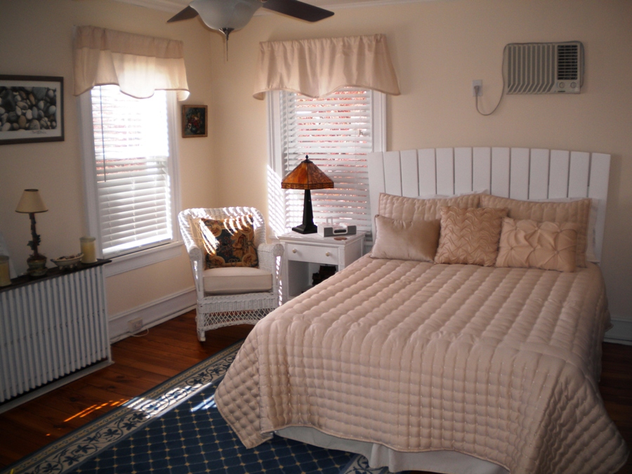 2826_1848.jpg - The Shelter Island Room overlooks Greenport Harbor