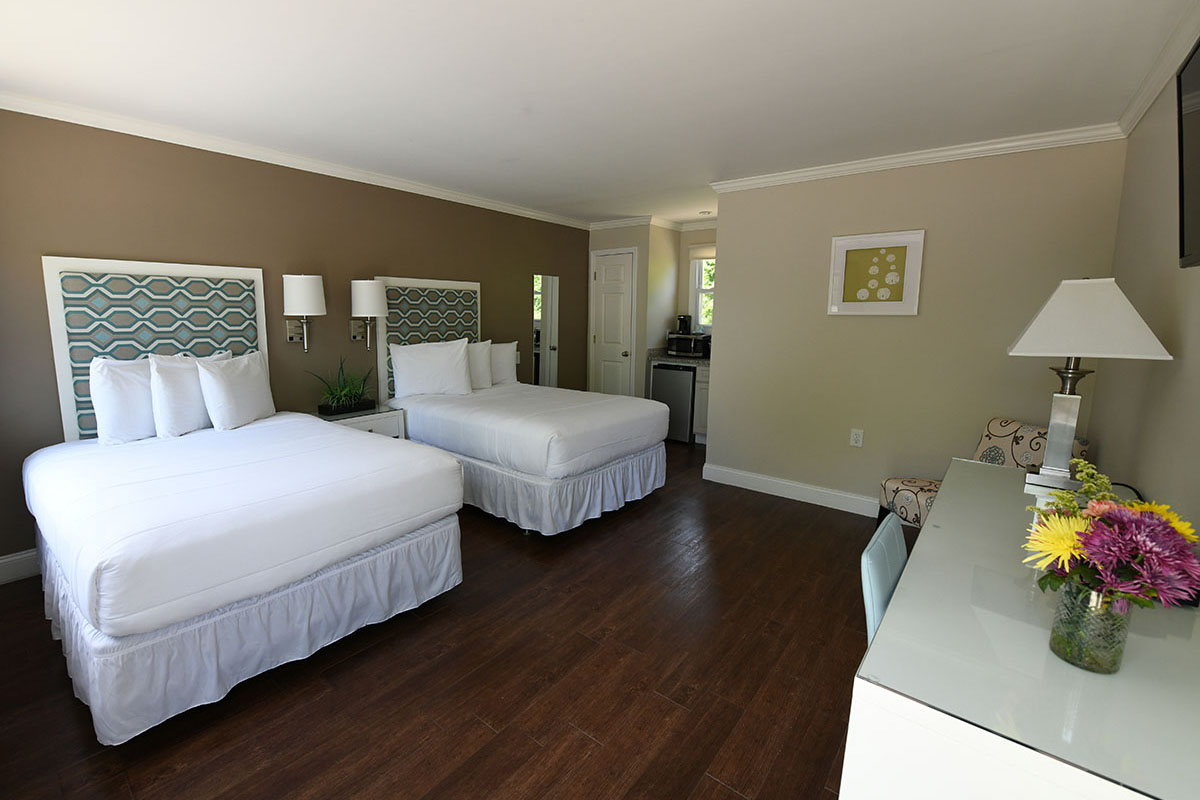 Room Class - Deluxe Full - The Deluxe Full rooms are scattered throughout the ground level of our property. Each Deluxe Full room features two (2) full-sized beds, a kitchenette, and a flat-screen TV. There are six (6) Deluxe Full rooms on our premises.