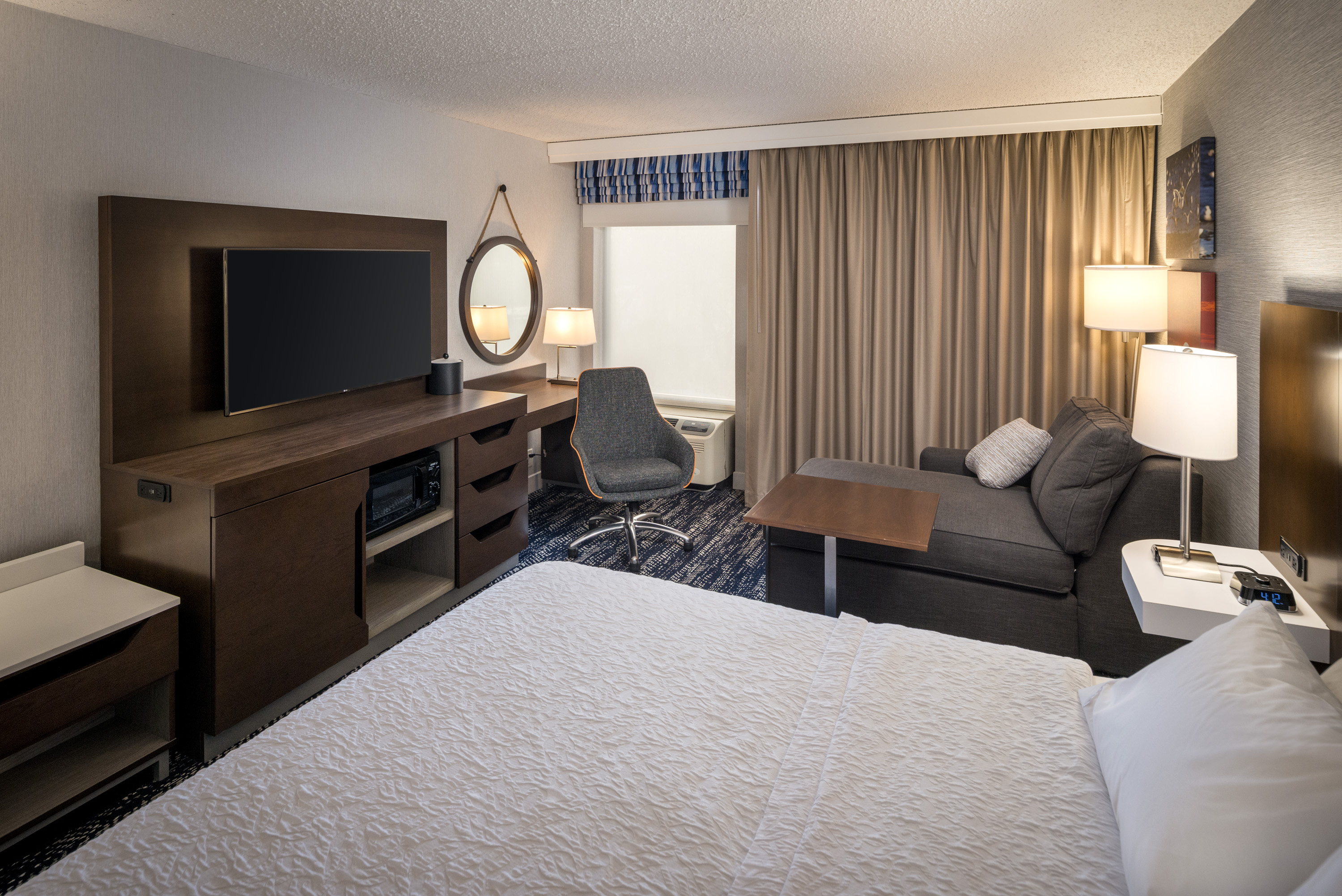 King Bedded Room Sitting Area
