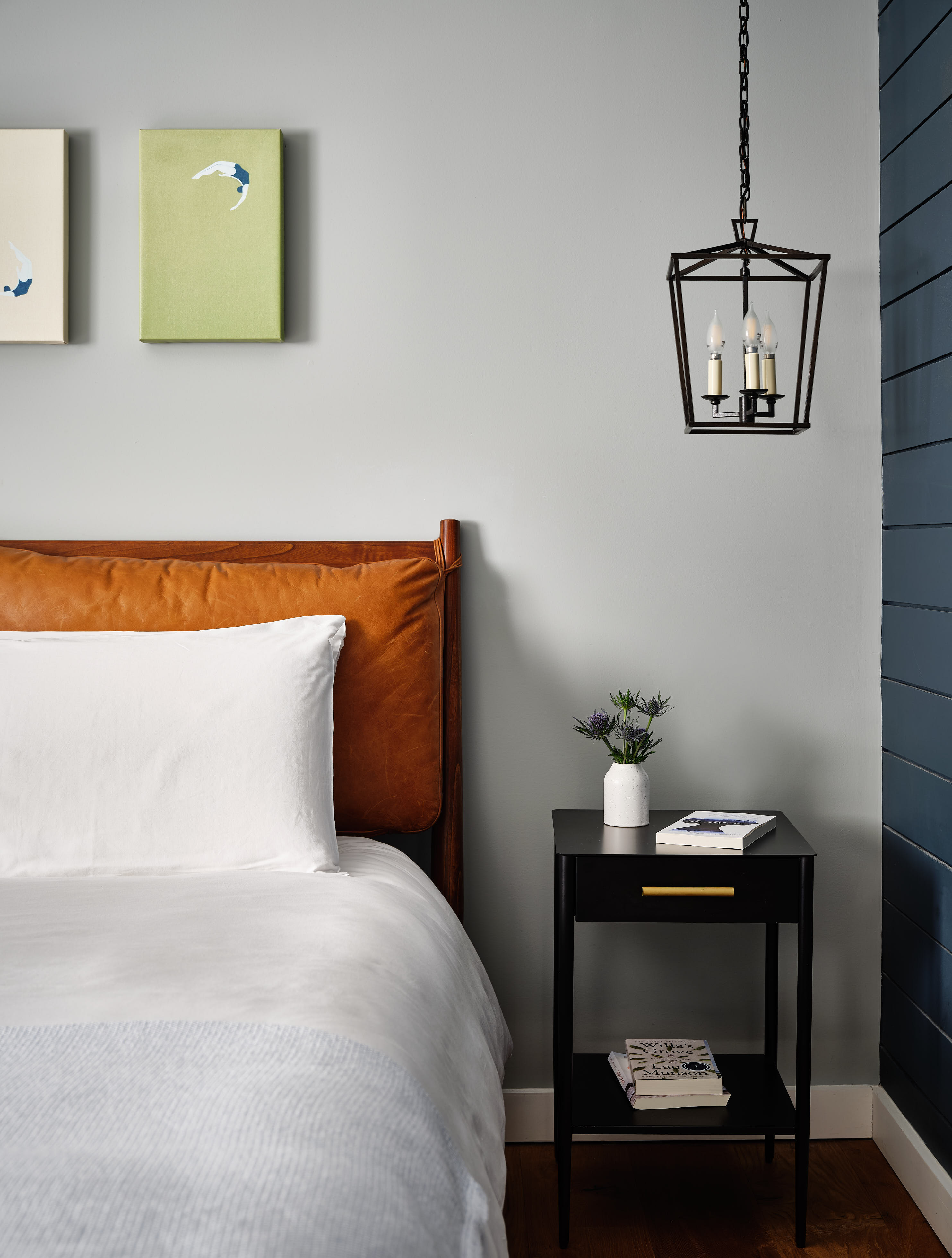 Guest room vignette