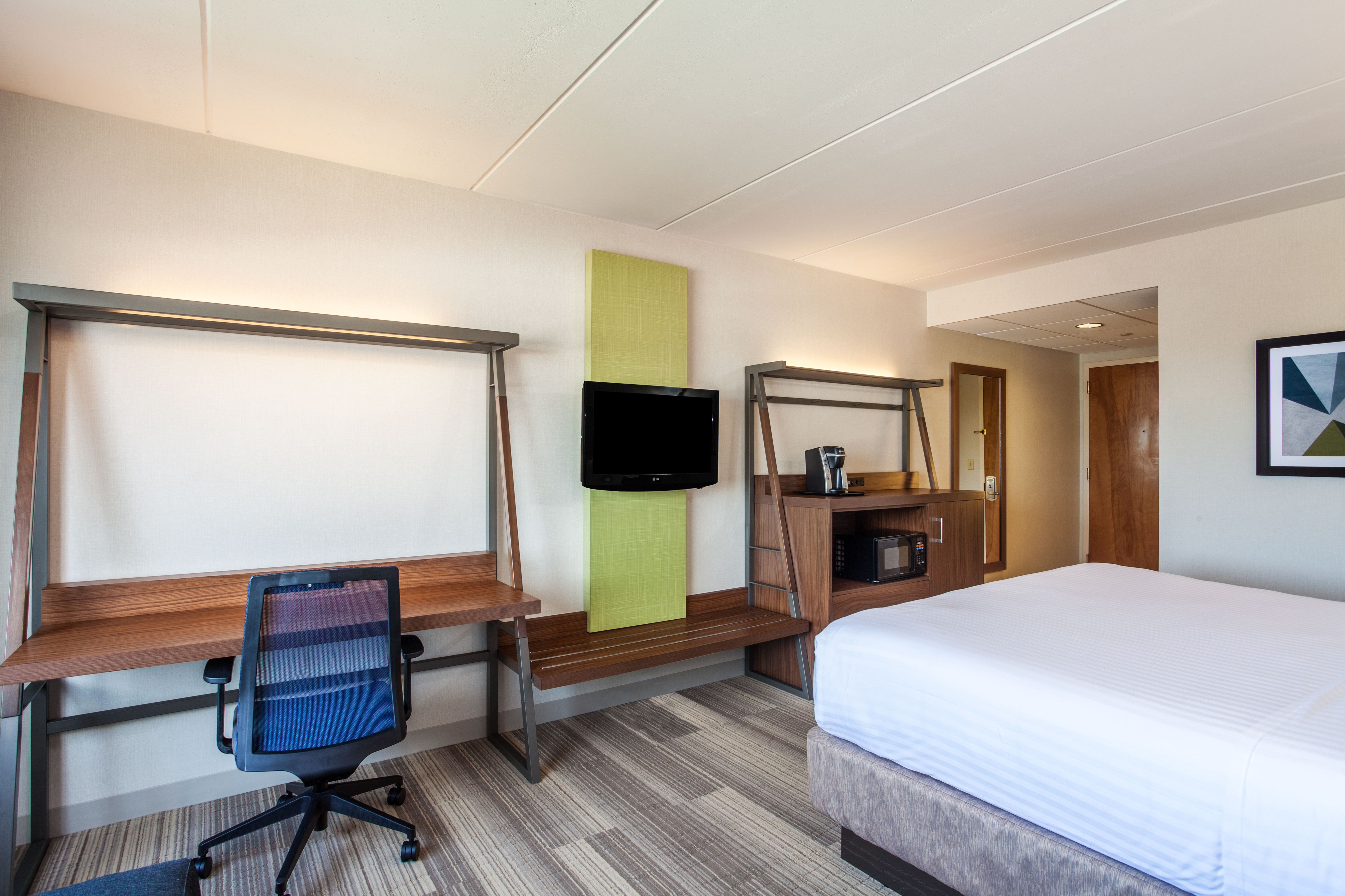 Guestroom Worskpace & Desk