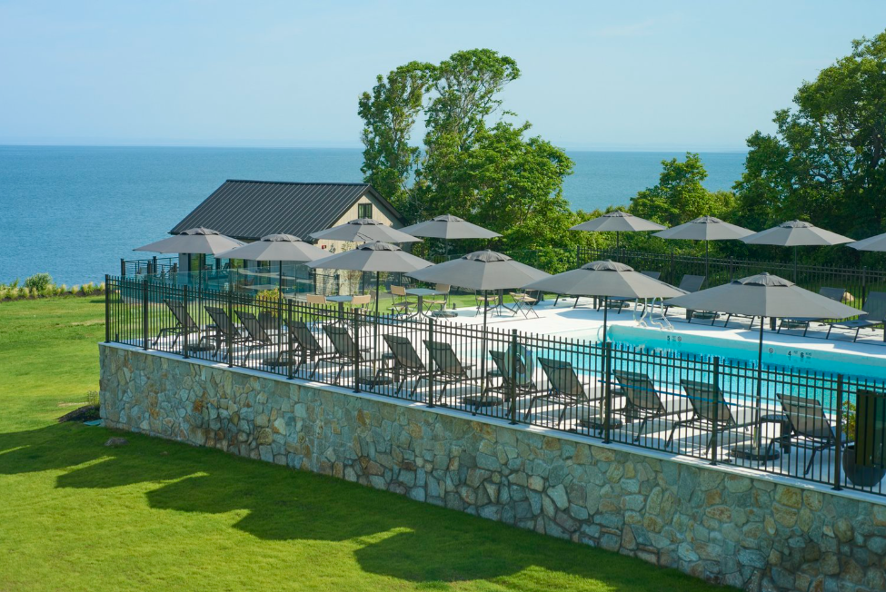 Hotel Moraine Pool