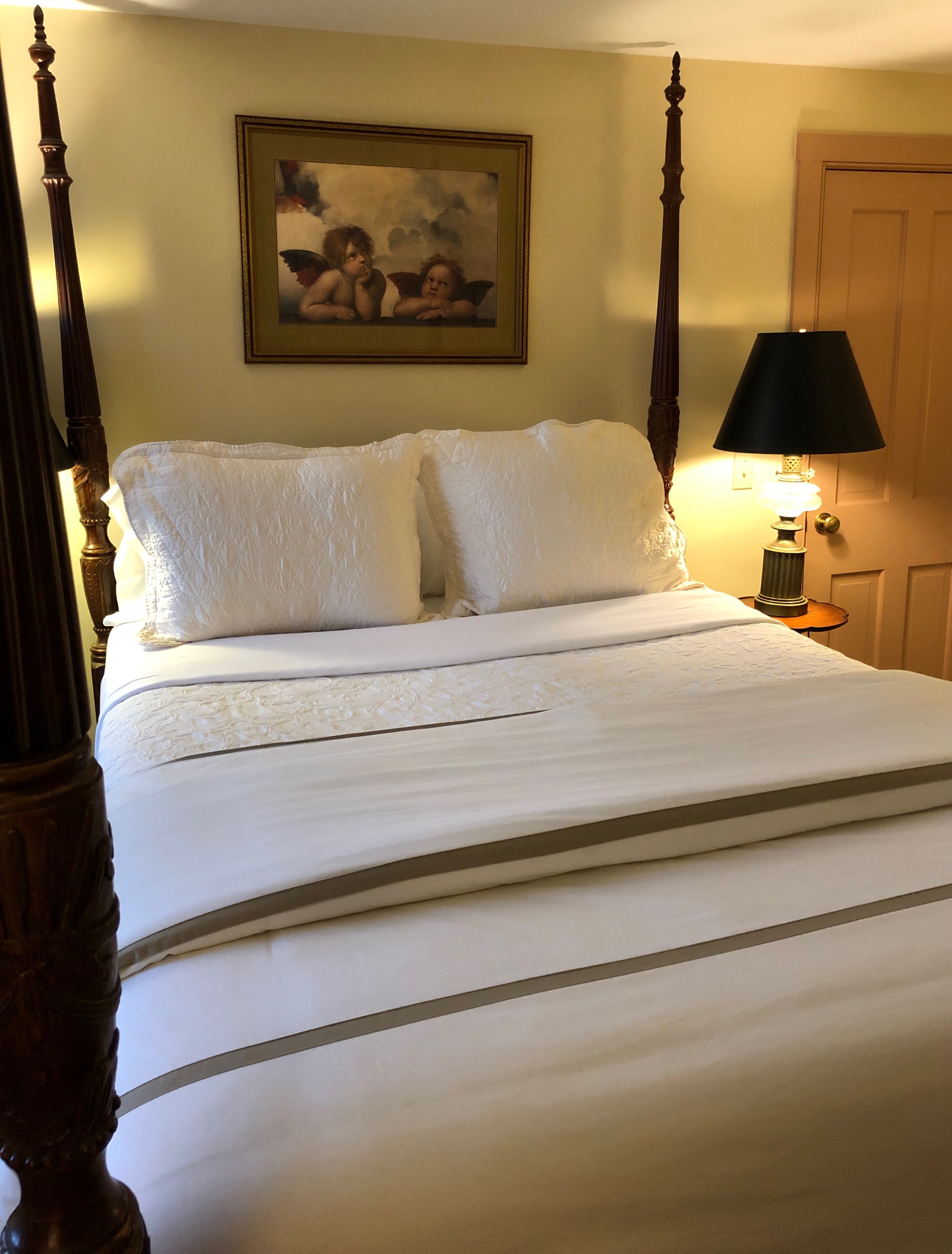Room 7 Queen sized bed