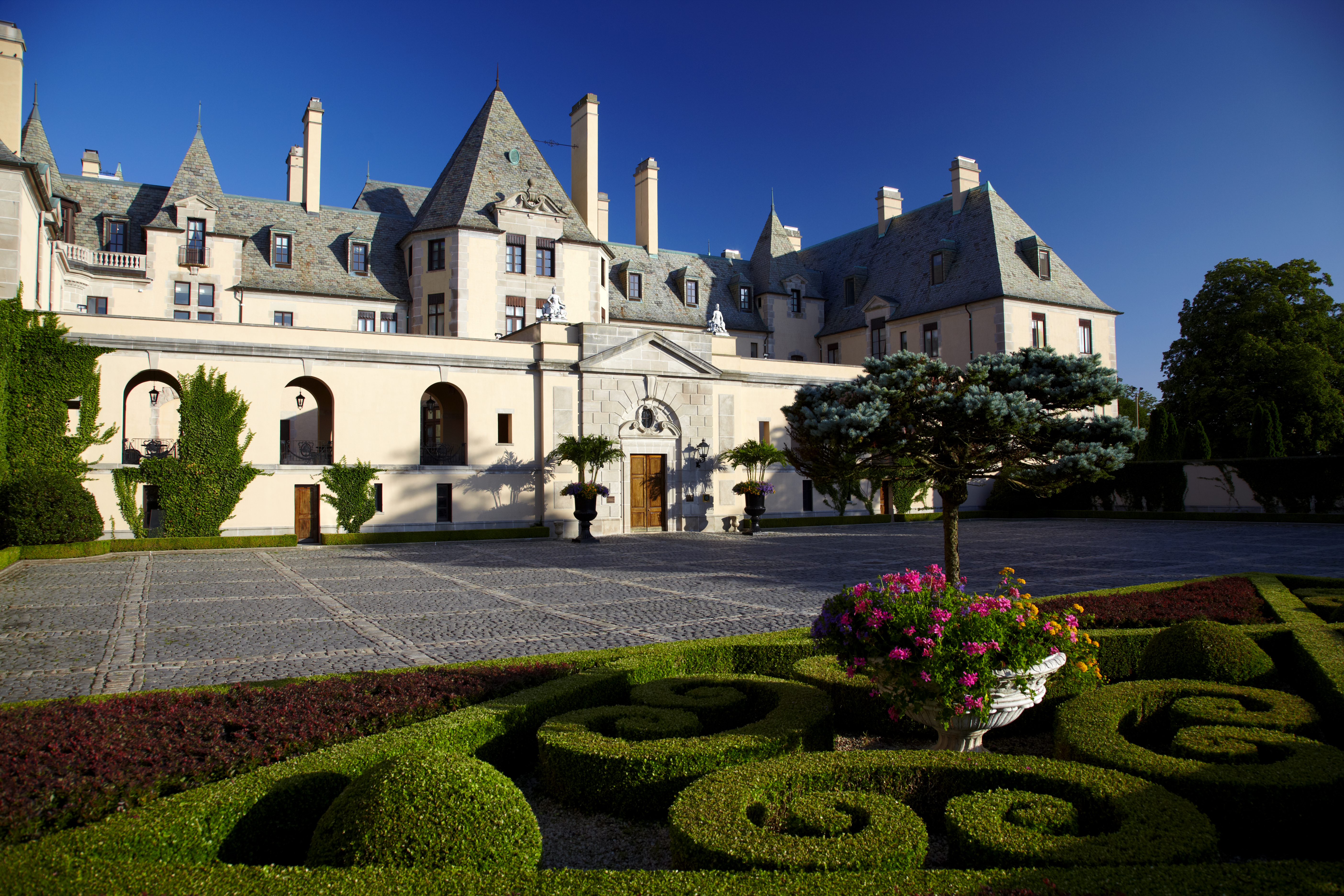 OHEKA CASTLE - Courtyard View