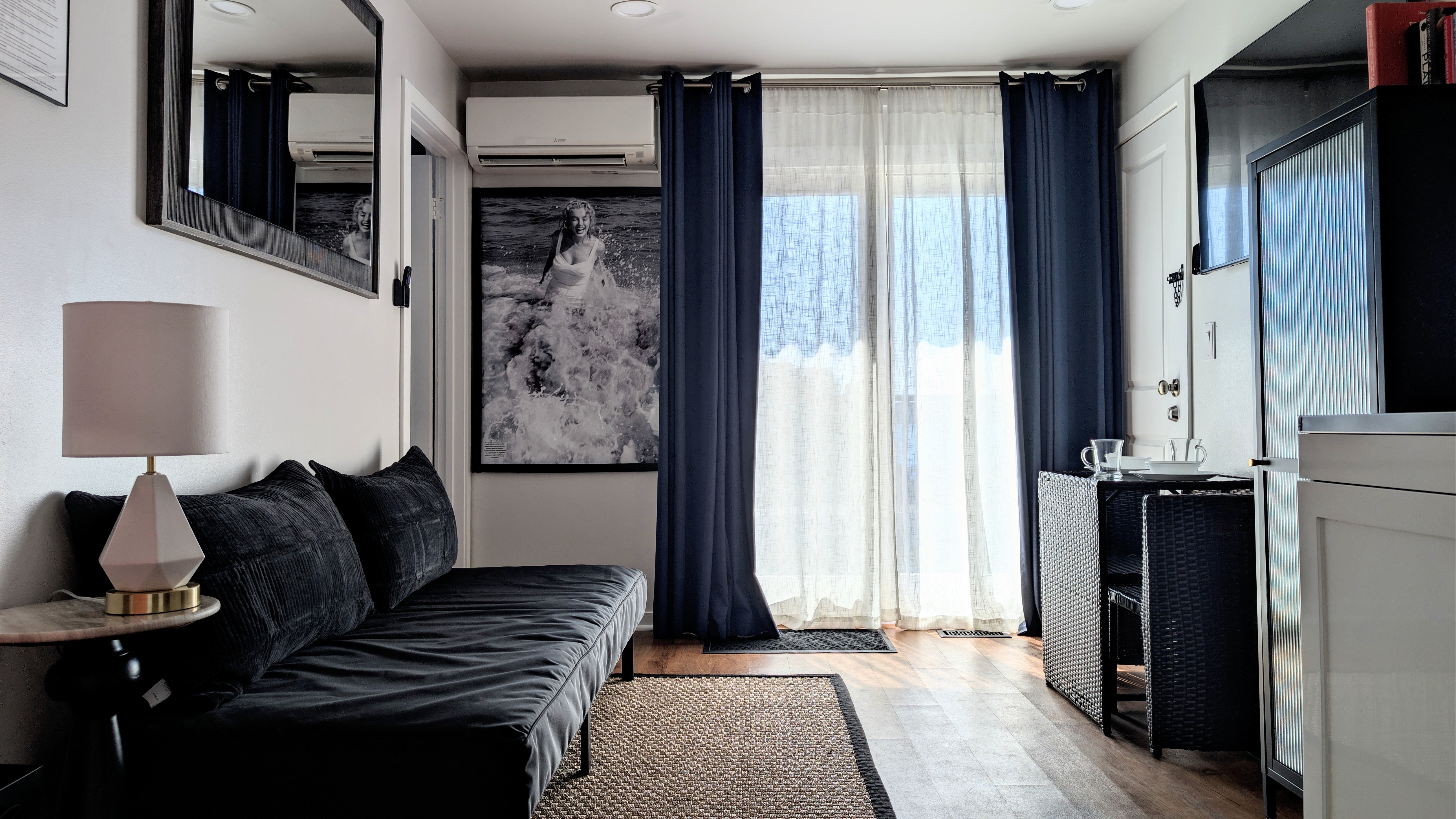 Cottage King Suite, Living Room, with Pool and water views