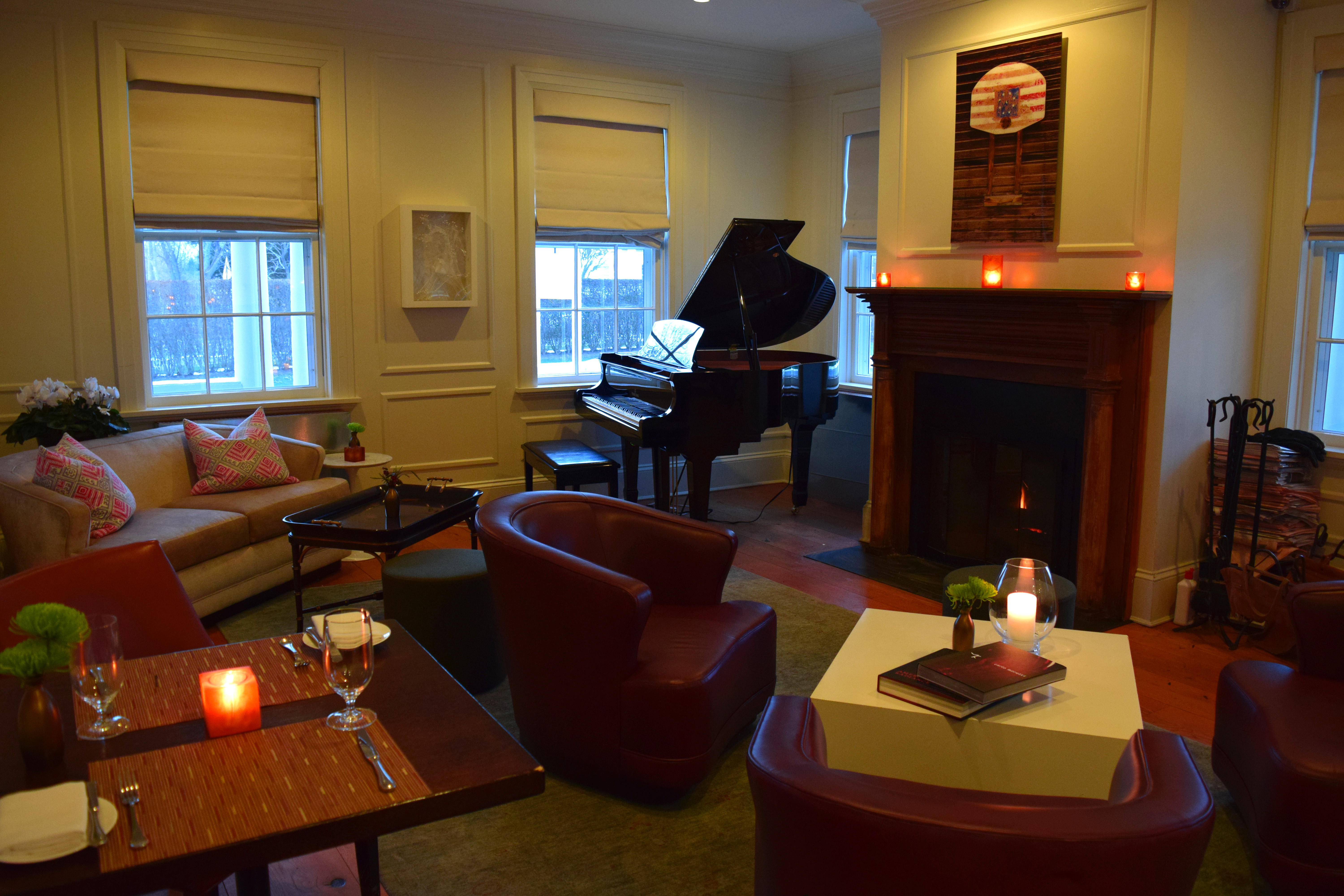 Piano Bar & Lounge