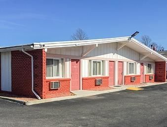Red Carpet Inn - Bay Shore