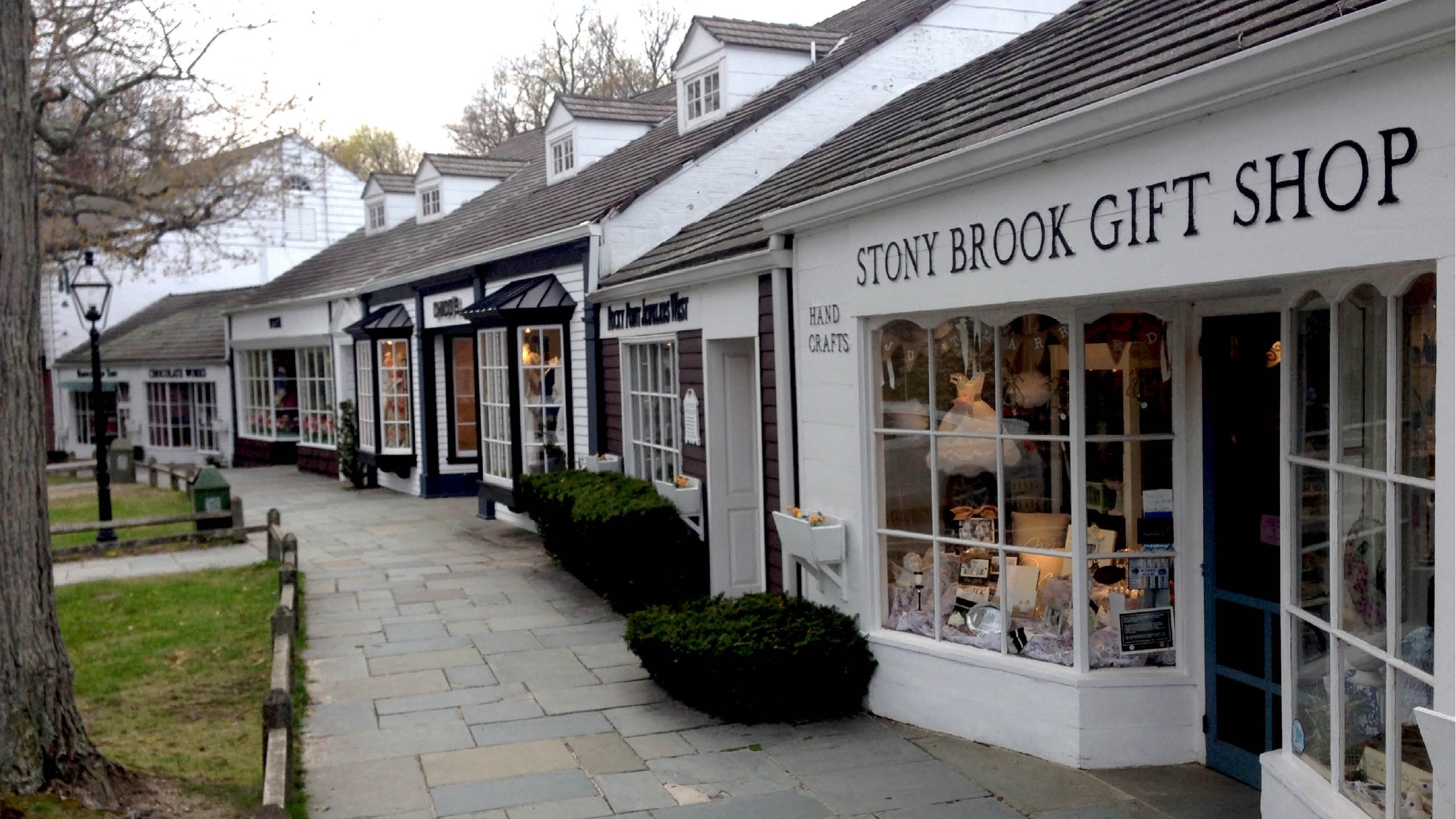 Minutes from Stony Brook Village! -FREE shuttle, FREE breakfast!