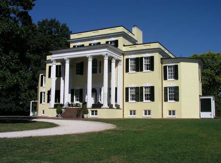 A front view of the Oatlands mansion.