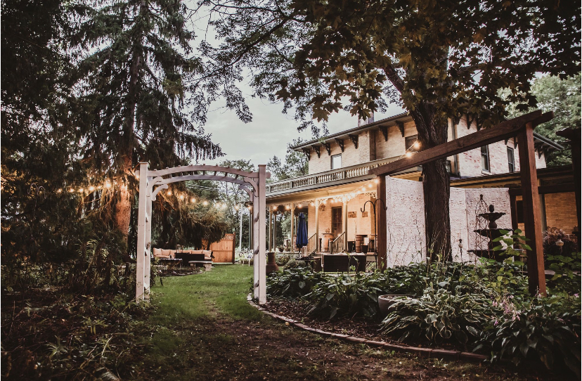 Iron Amethyst Inn & The 2One Speakeasy