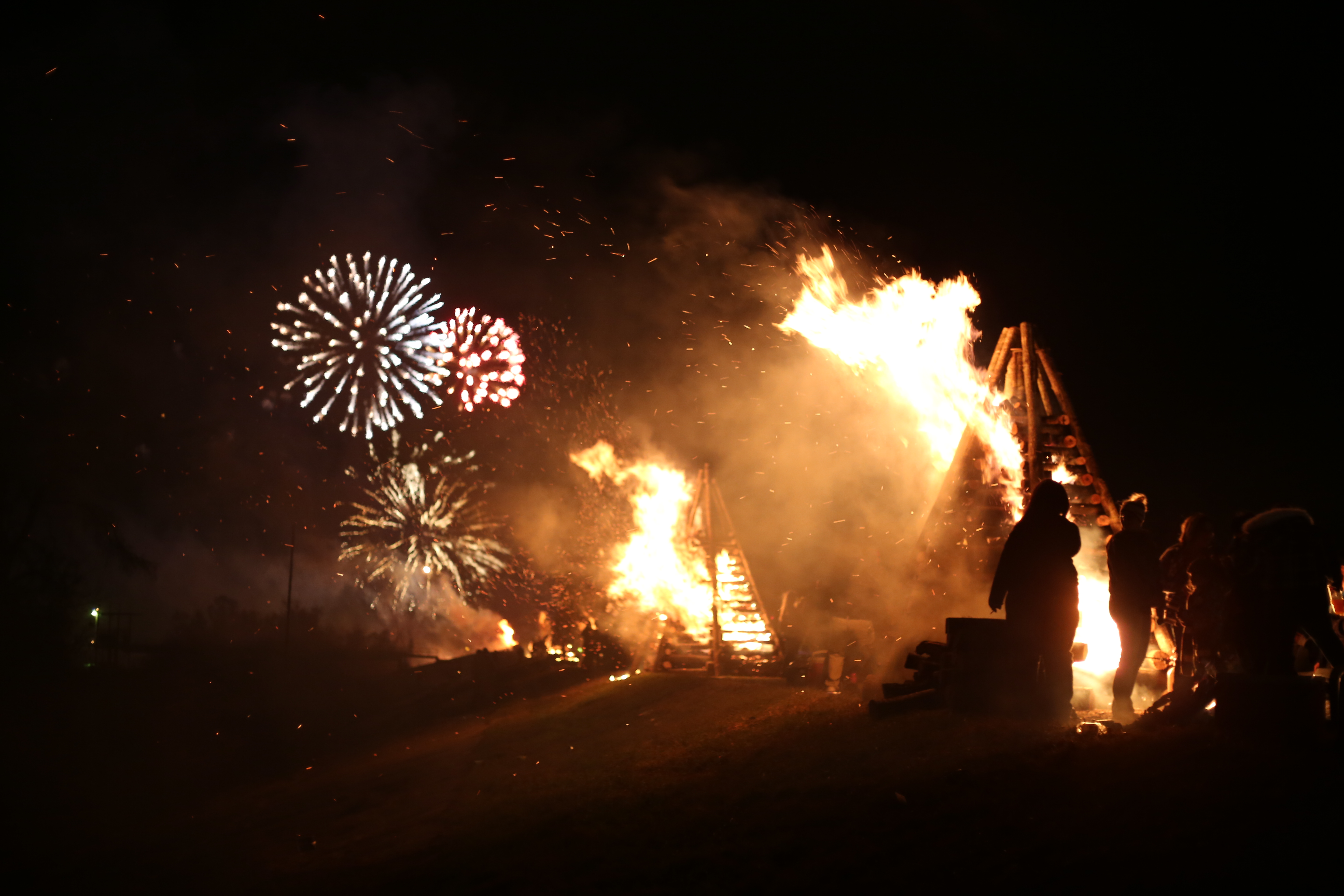 2022 Bonfire Christmas Eve Louisiana Christmas Eve Bonfires On The Levee