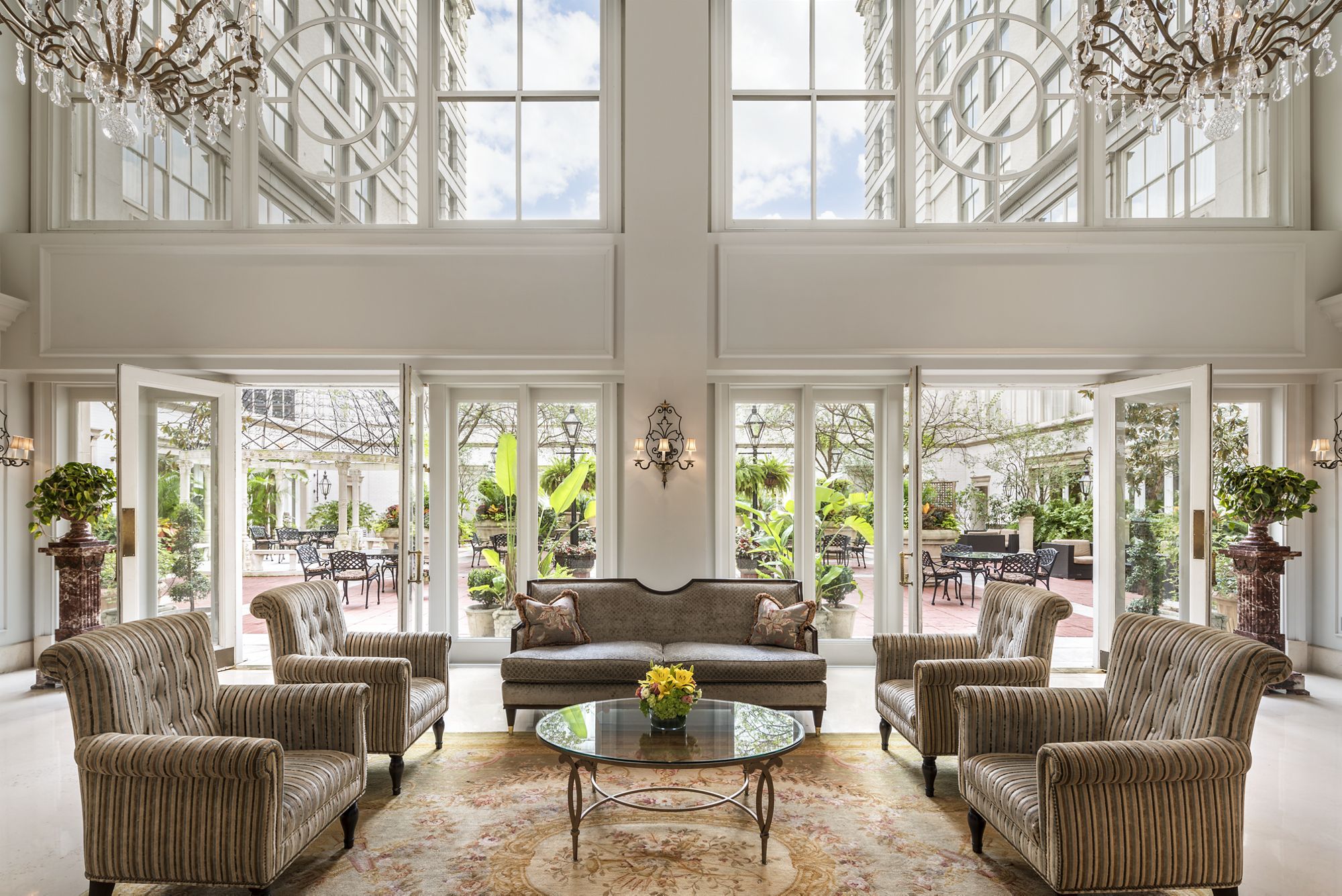 Sảnh khách sạn Ritz-Carlton New Orleans nơi tổ chức Tales of the Cocktail