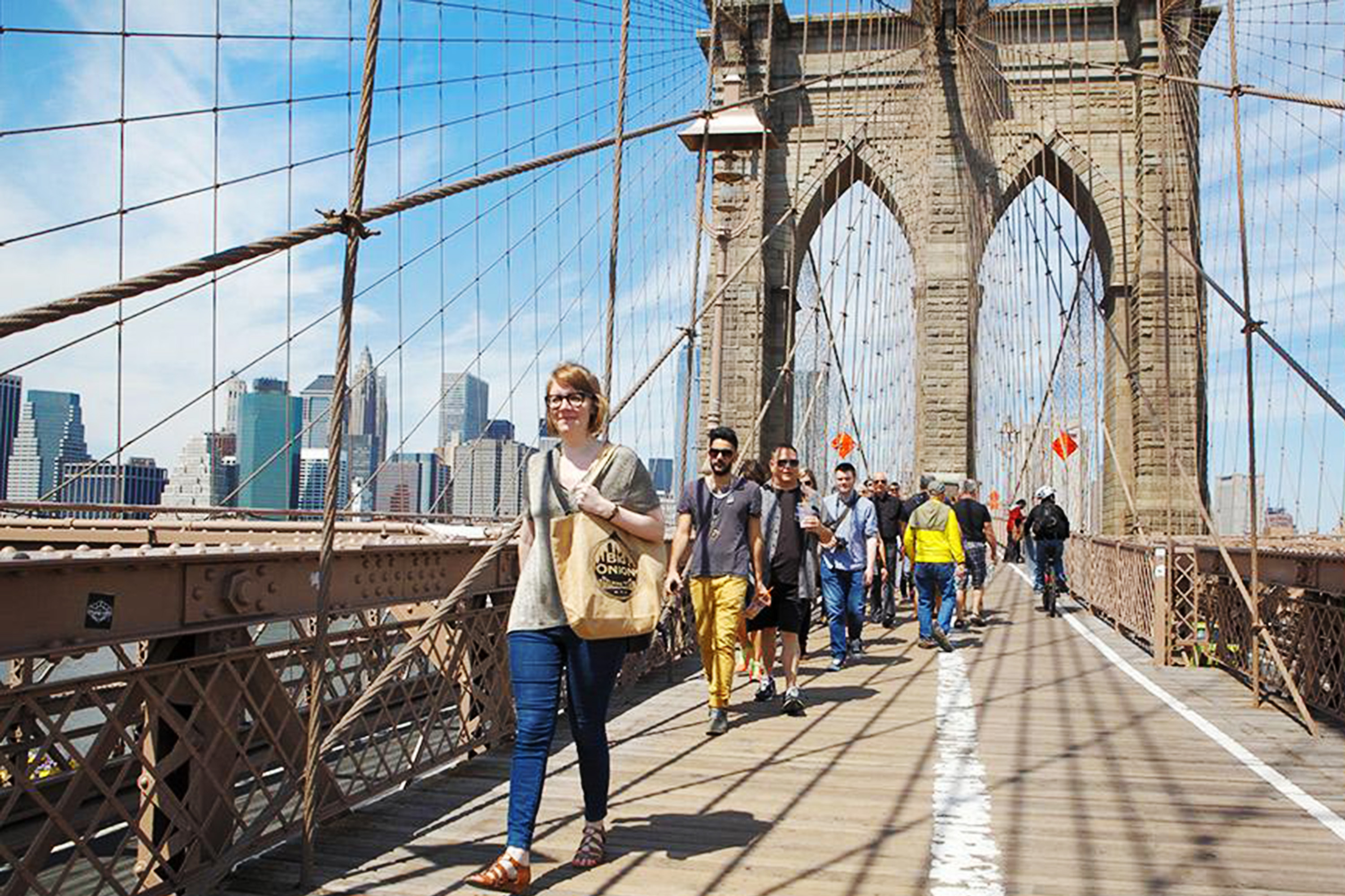 Look on down from the bridge. Нью-Йорк люди Бруклинский мост. Человек на мосту. Два человека на мосту. Мостик человек.