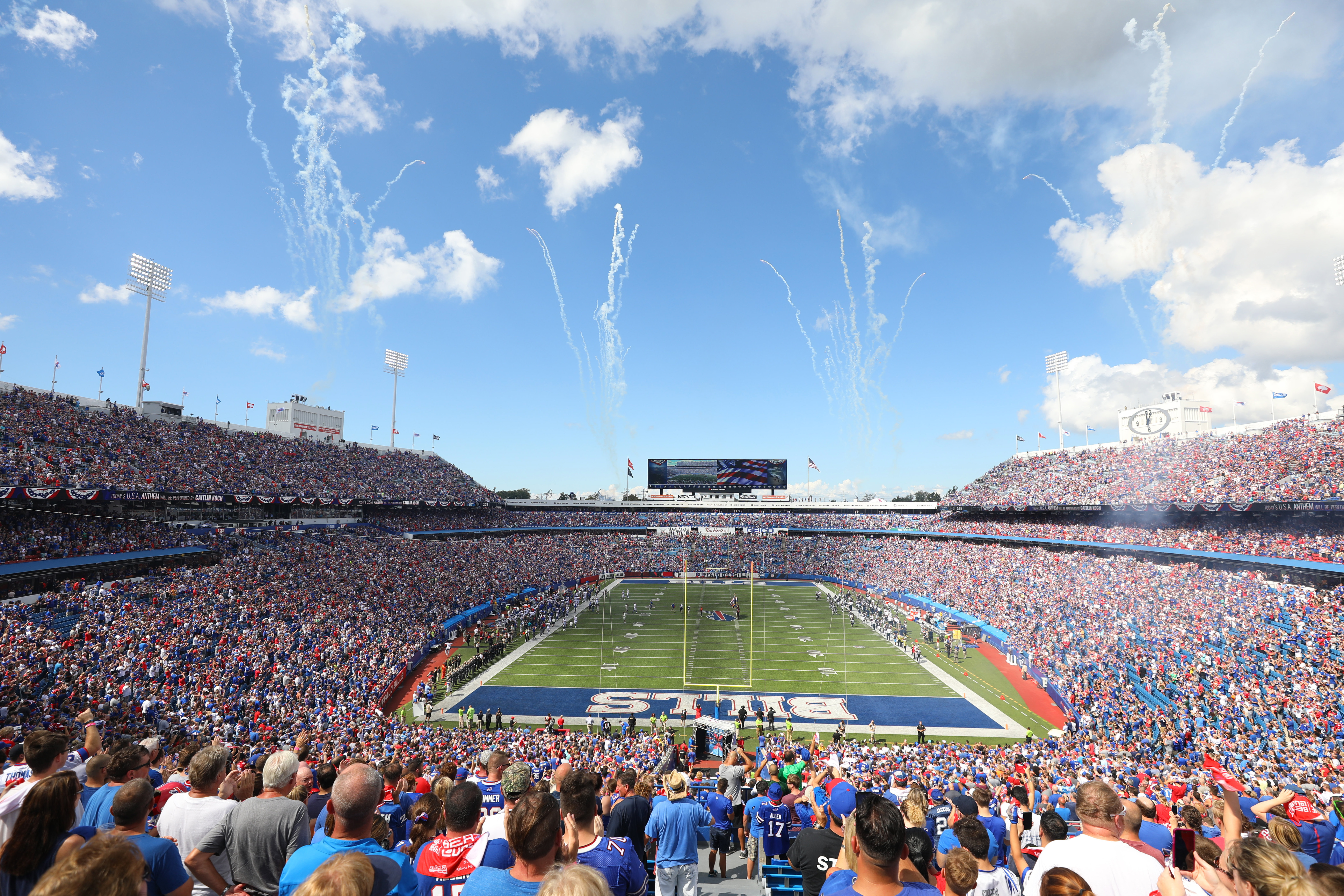 Go Bills!: Photographs and History of the Buffalo Bills (Favorite Football  Teams)