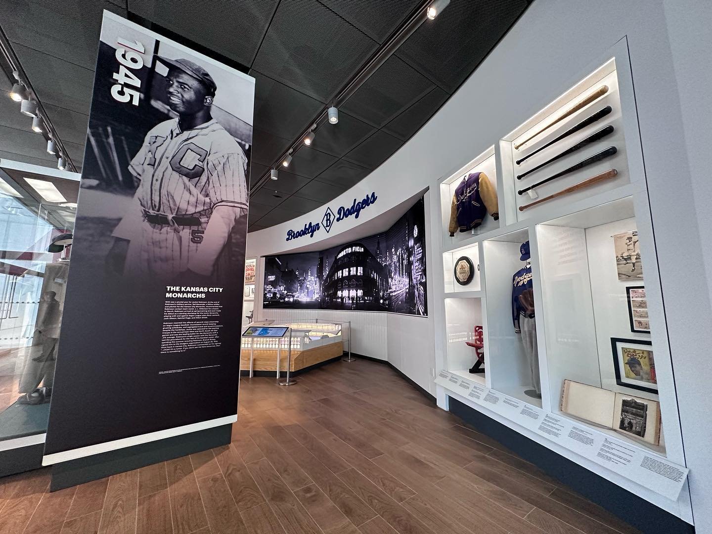 Dodgers visit Jackie Robinson Museum in New York City
