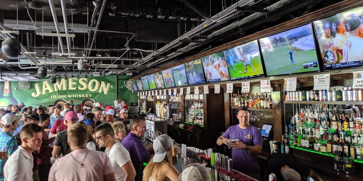 Lefty's: A family-friendly sports bar