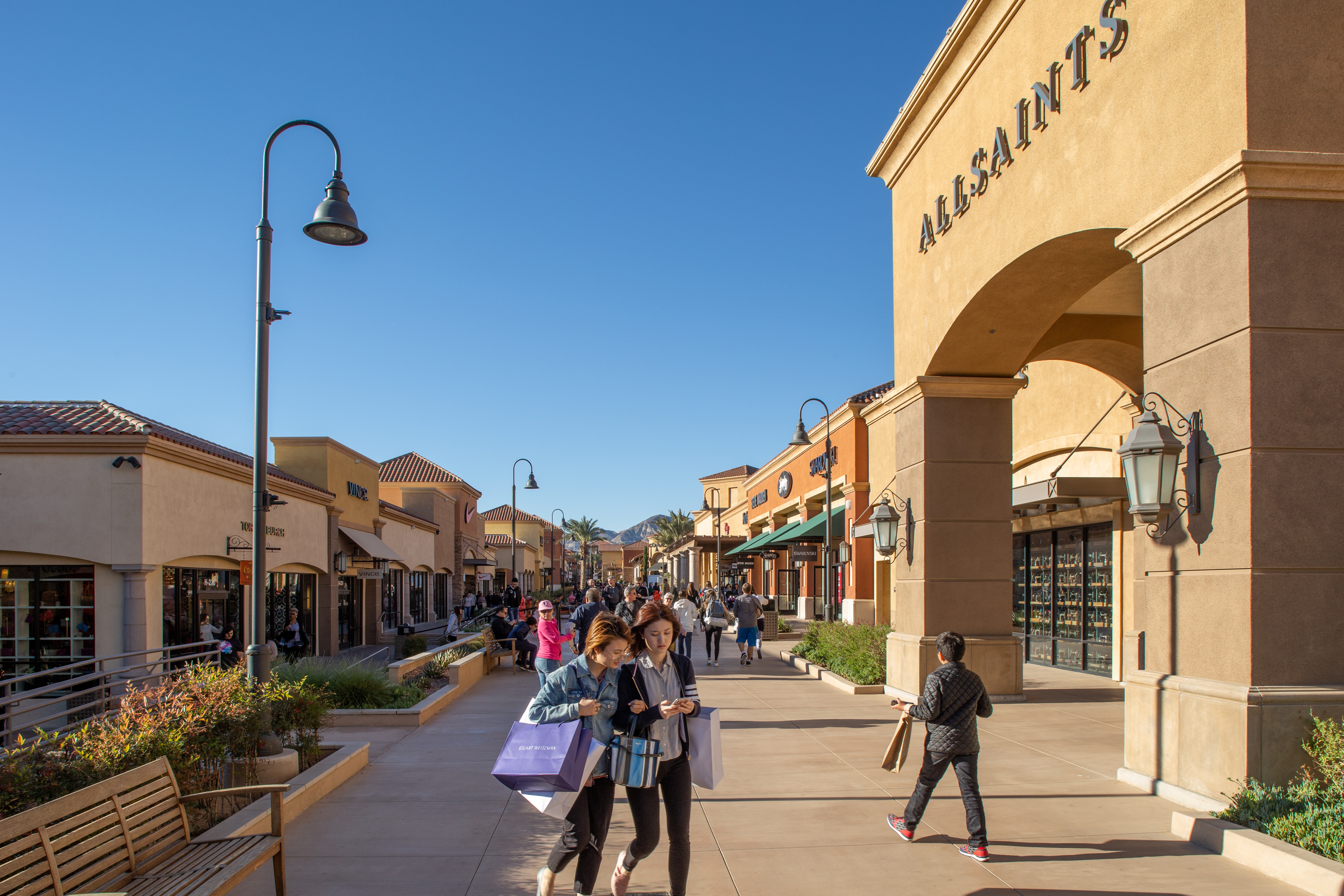 Solstice Sunglass Outlet at Desert Hills Premium Outlets® - A Shopping  Center in Cabazon, CA - A Simon Property