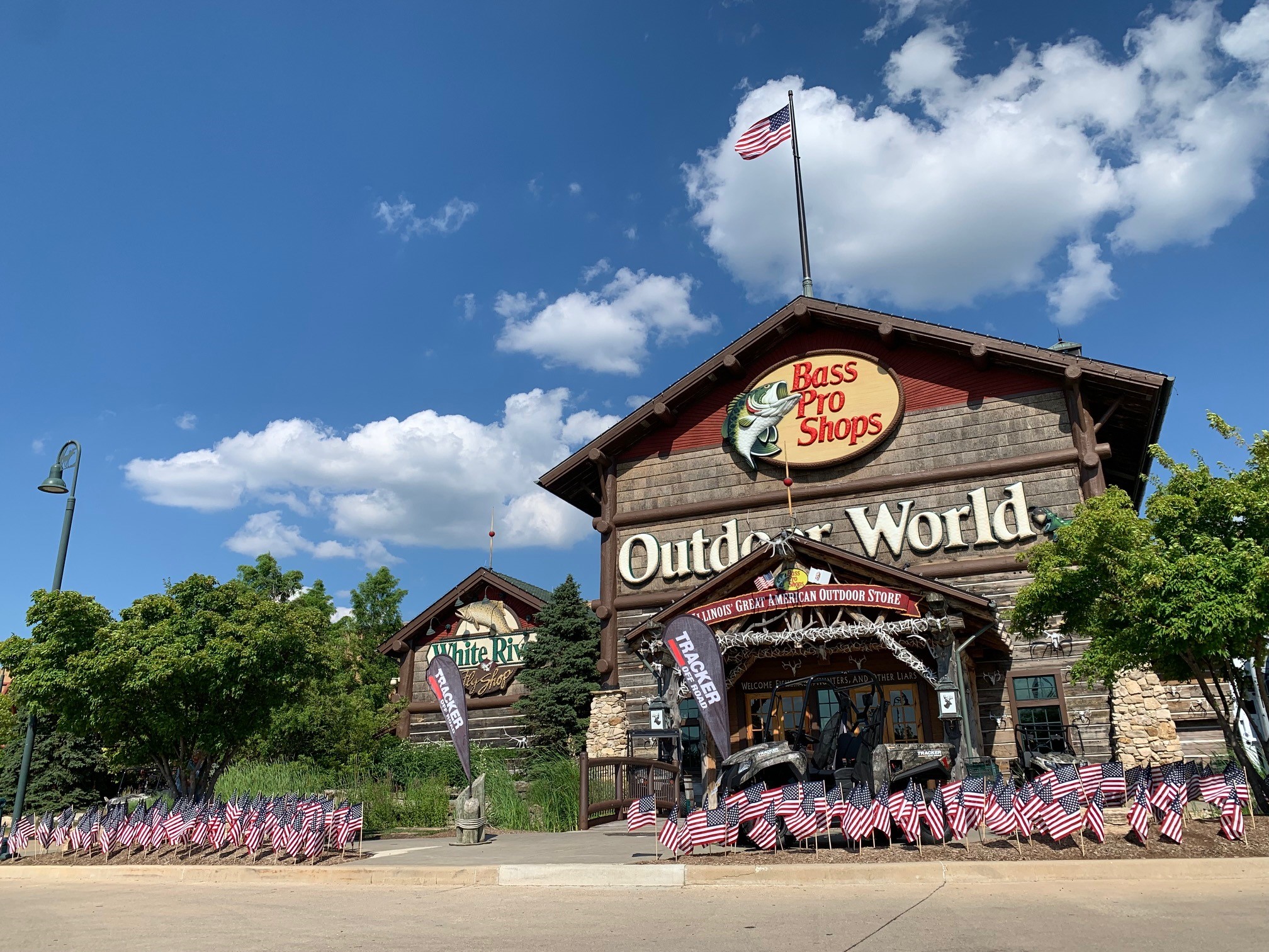 does bass pro shop allow dogs in the store