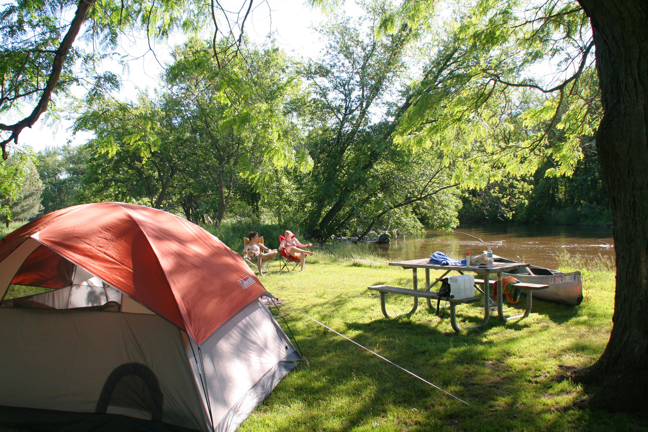 Summer camping. Кемпинг на Днепре. Кемпинг лето река. Кемпинг на белой реке. Вигуровщина Днепр палаточный лагерь вид на реку.