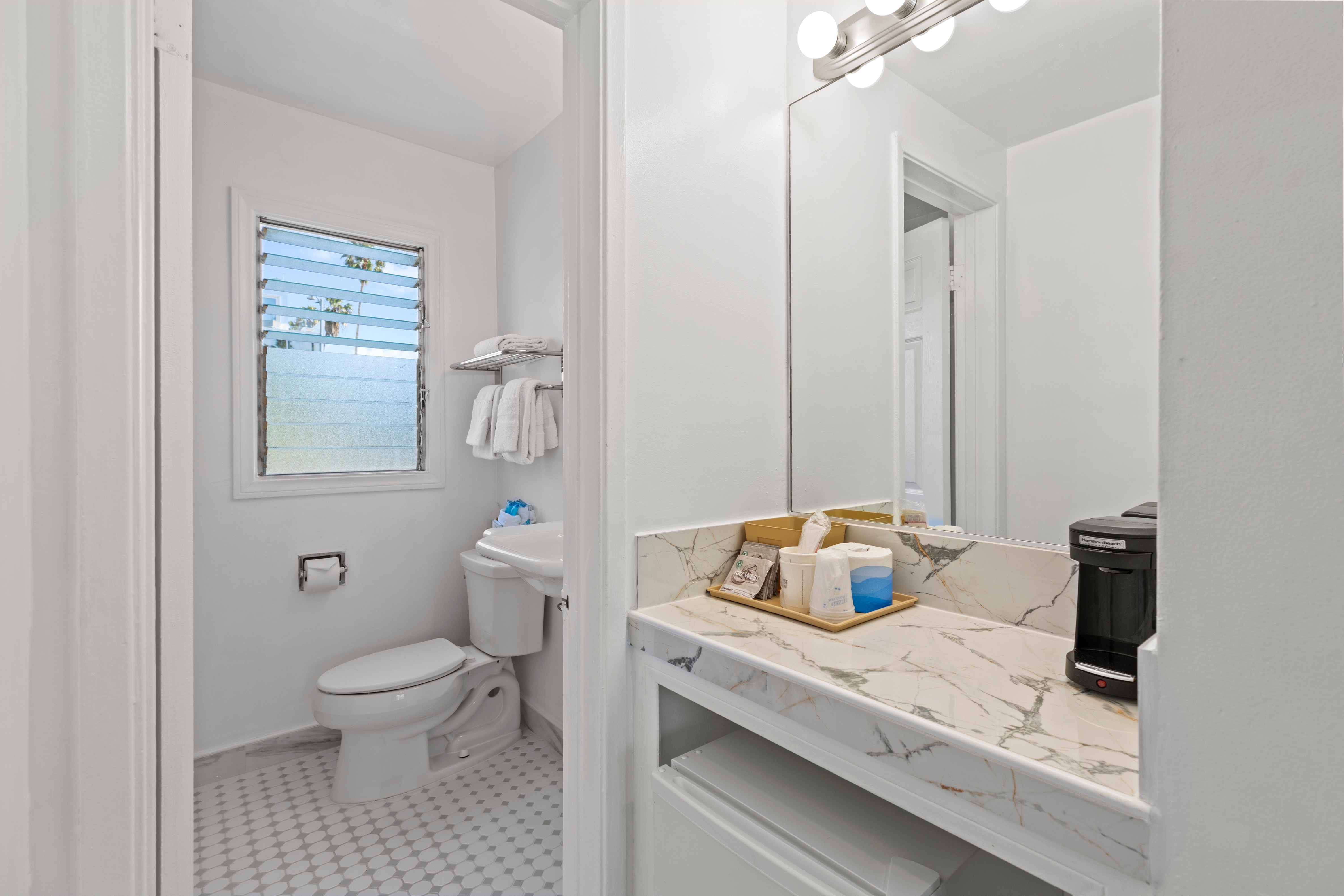 مكياج، مجفف شعر، ماكينة تحضير القهوة، ثلاجة