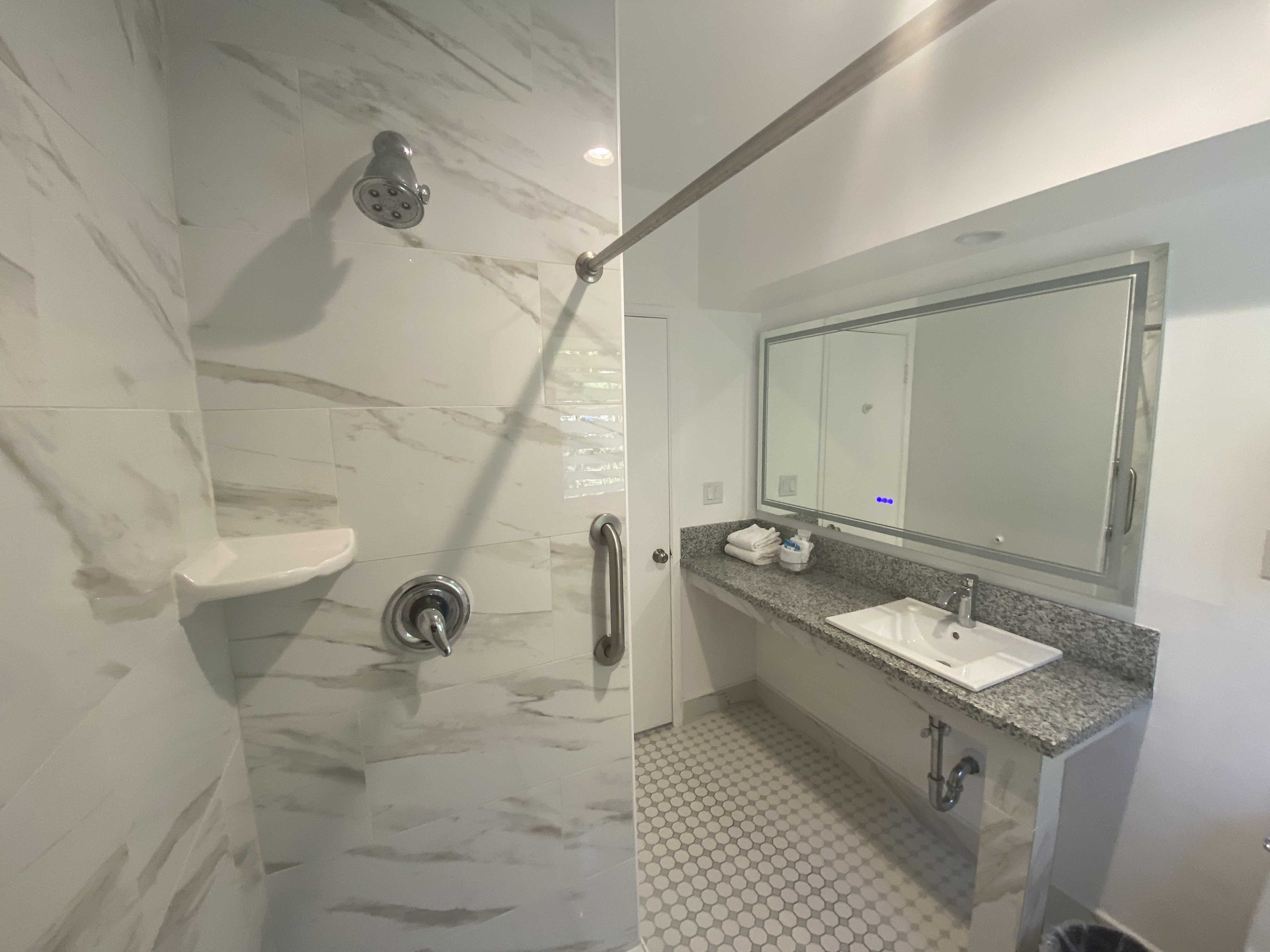 غرف ‘الشاطئ الأنيقة’ المعاد تصميمها حديثاً - رفاهية بأقل التكاليف، استمتع بها