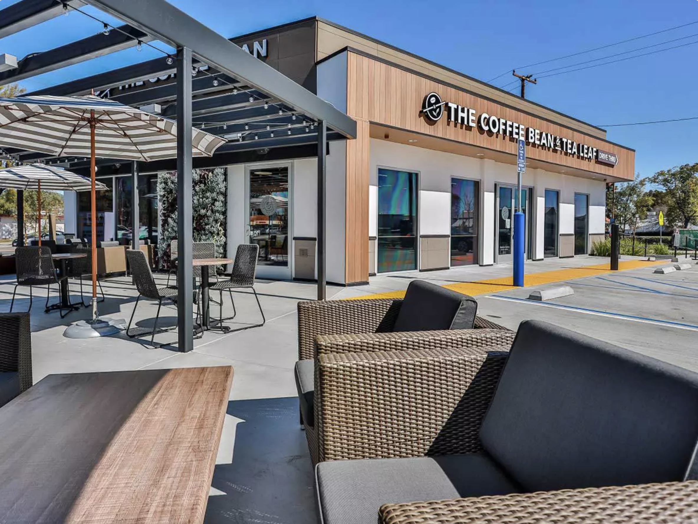 Coffee Bean & Tea Leaf exterior