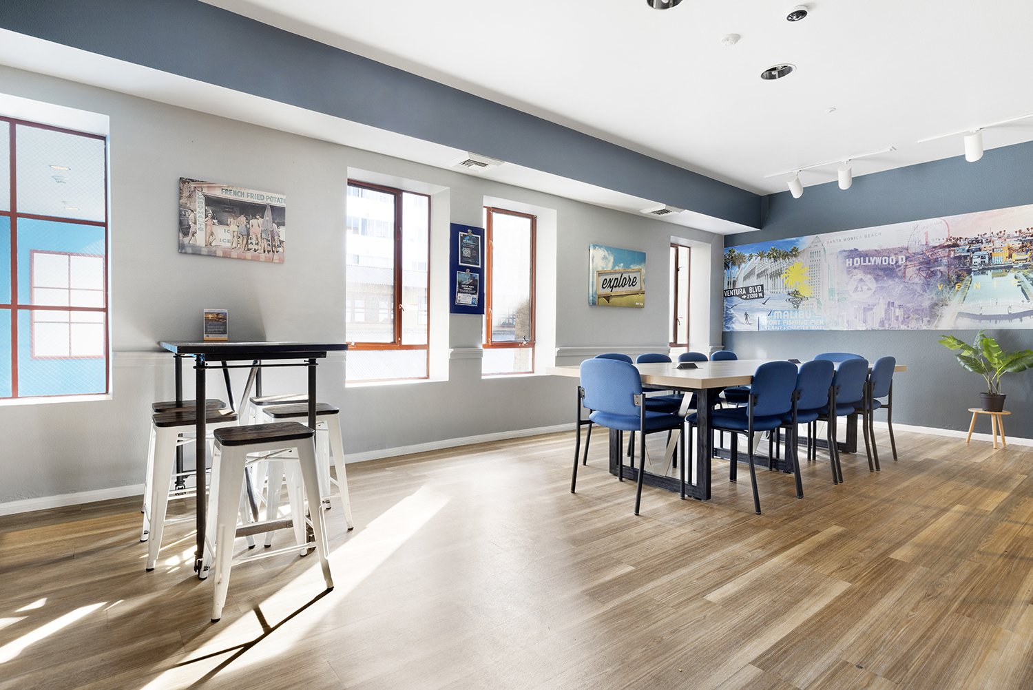 HI Los Angeles Santa Monica Hostel library