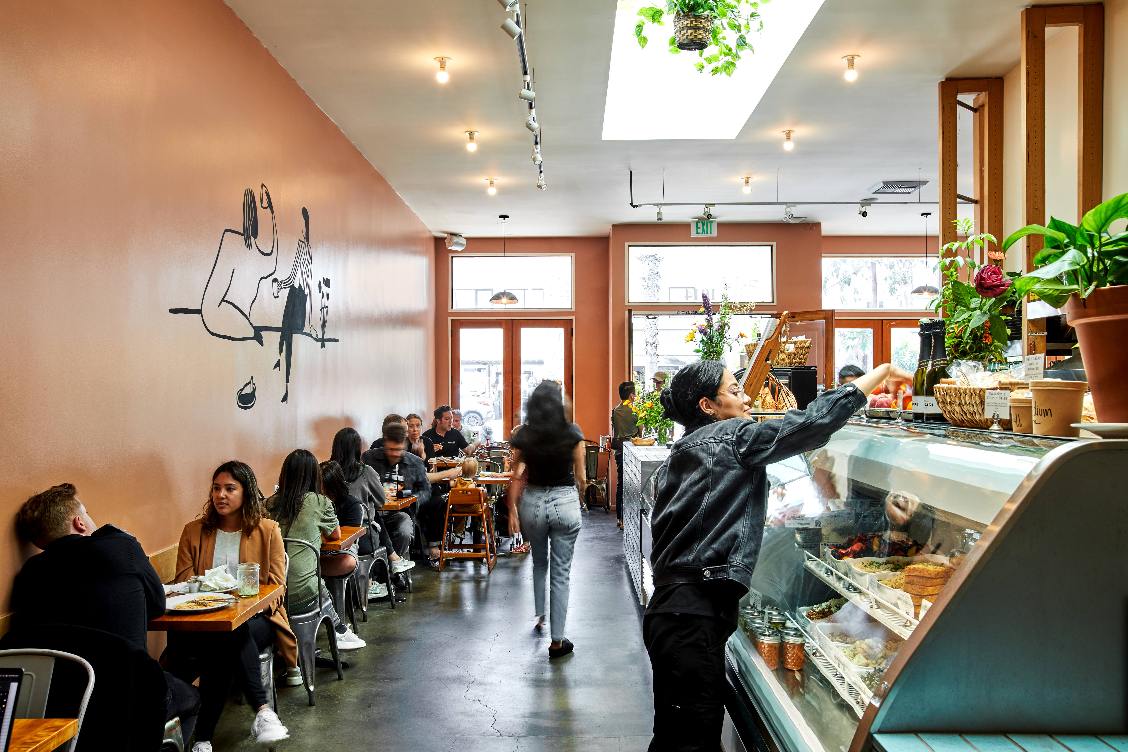 الضيوف في غرفة الطعام وصندوق الأطعمة الجاهزة لدينا