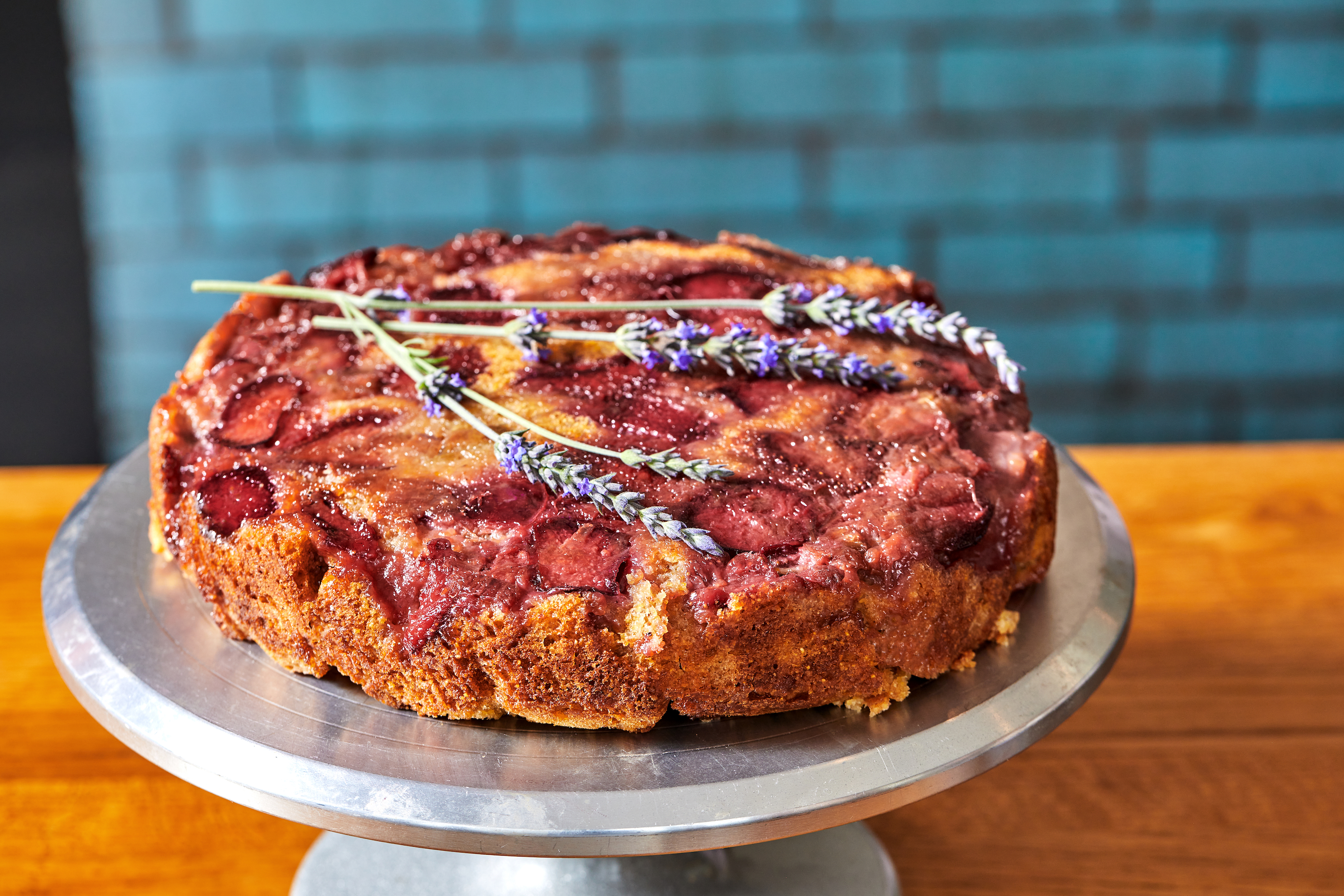 كعكة الذرة بالتوت المقلوب رأساً على عقب من سوق المزارعين