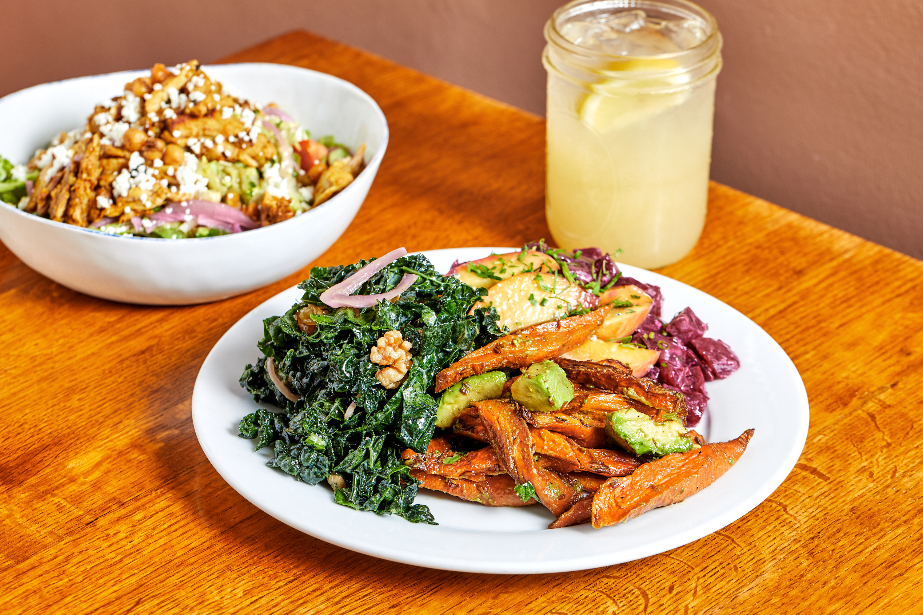 مجموعة متنوعة من السلطات والليموناضة