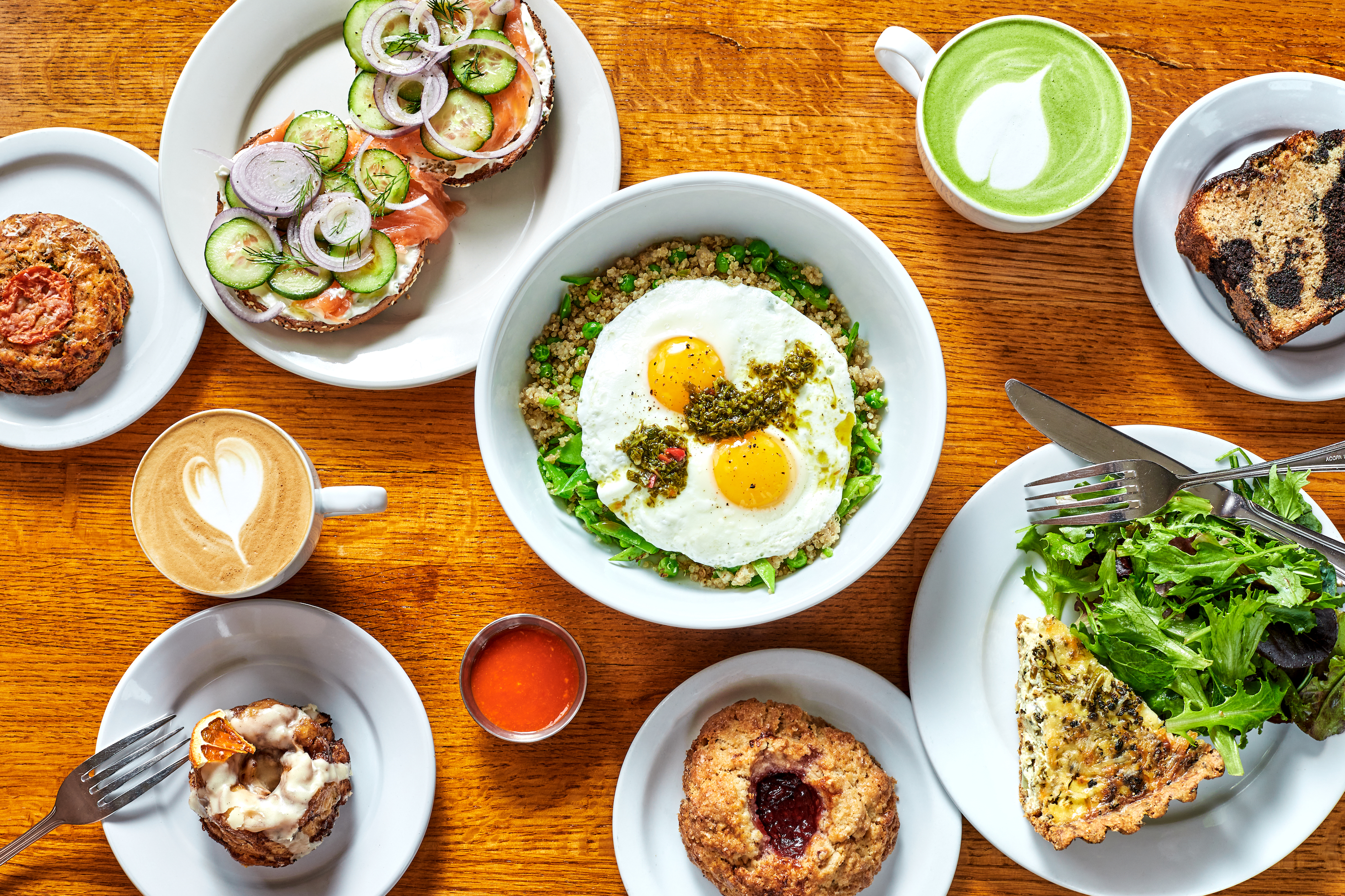 مجموعة متنوعة من الأطباق والمعجنات والقهوة