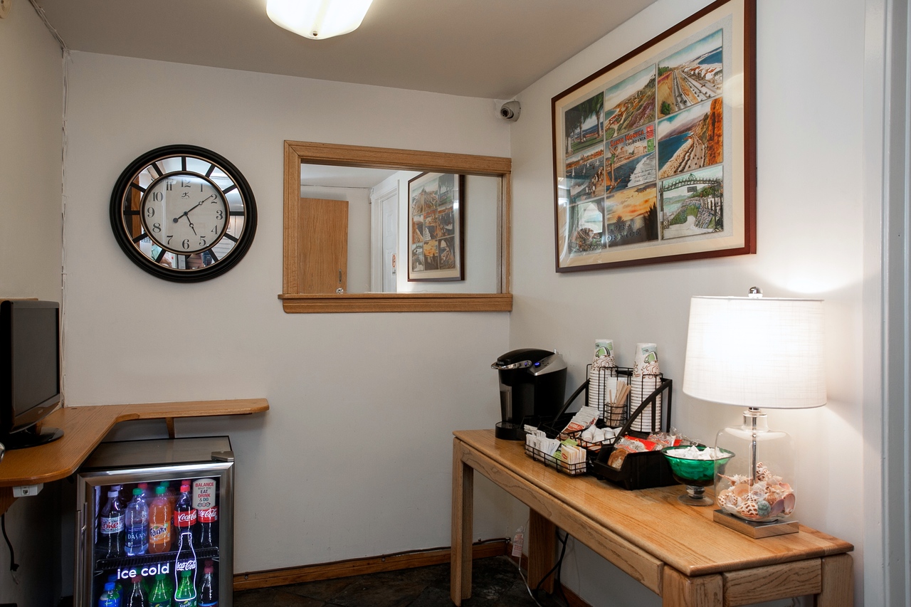 بار المشروبات والوجبات الخفيفة التكميلية - قهوة - شاي - شوكولاتة ساخنة، تُقدم طوال اليوم