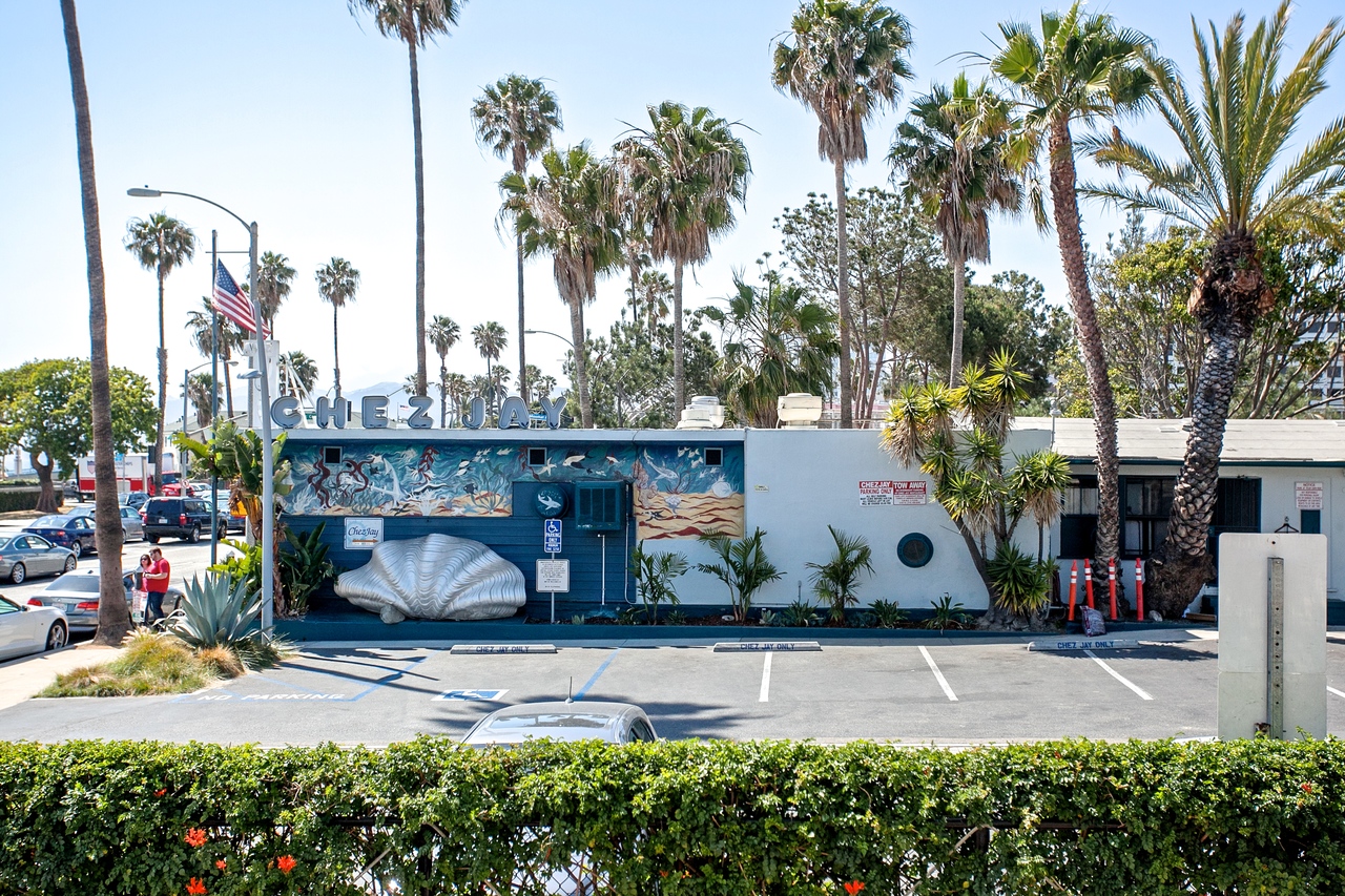 مطعم وبار "تشيز جاي" ساعة سعيدة وعشاء مفتوح للجمهور - 15% غداء وغداء لضيوف الفندق