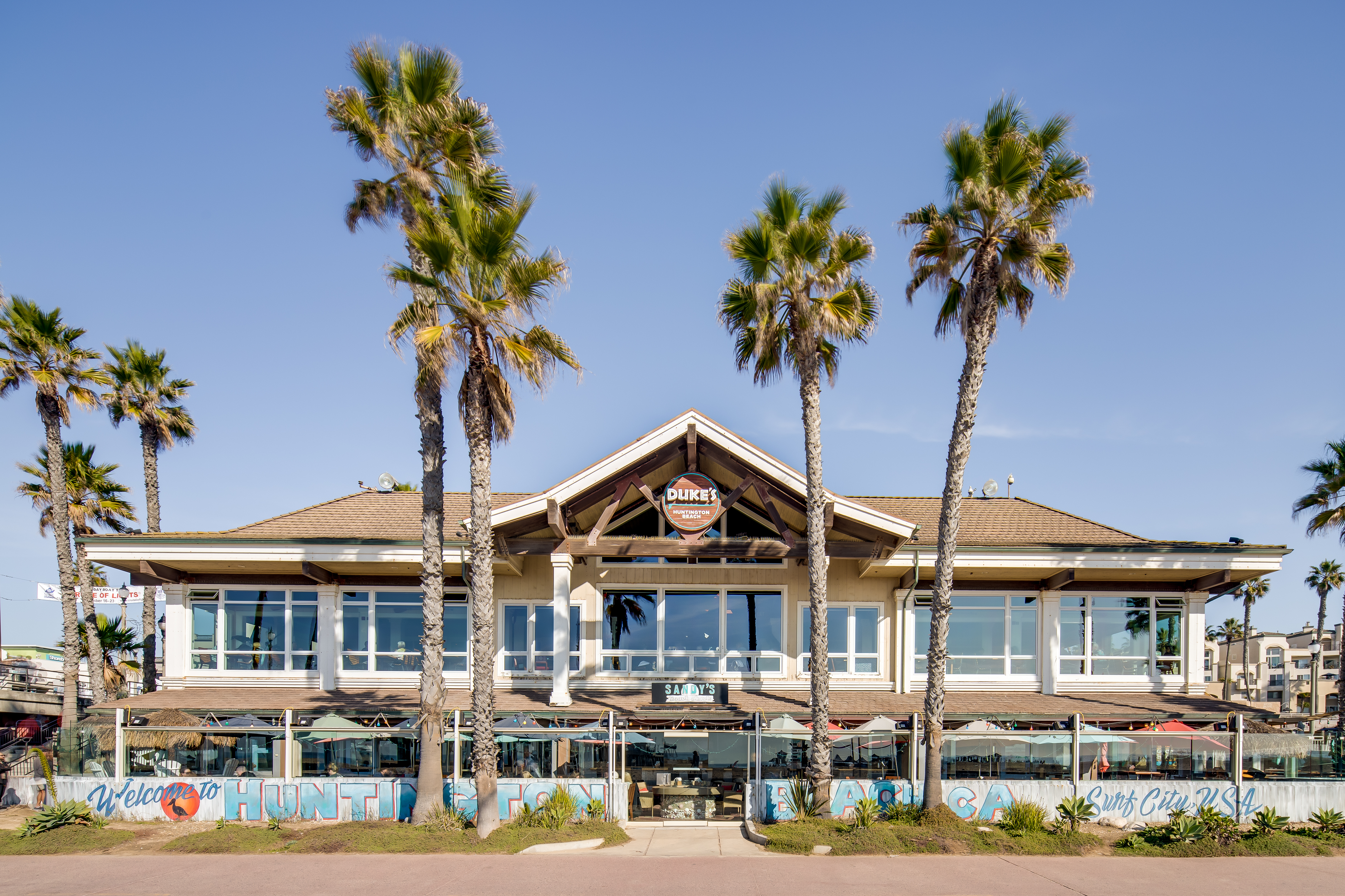 duke's huntington beach dress code in - Picture of Duke's Huntington Beach